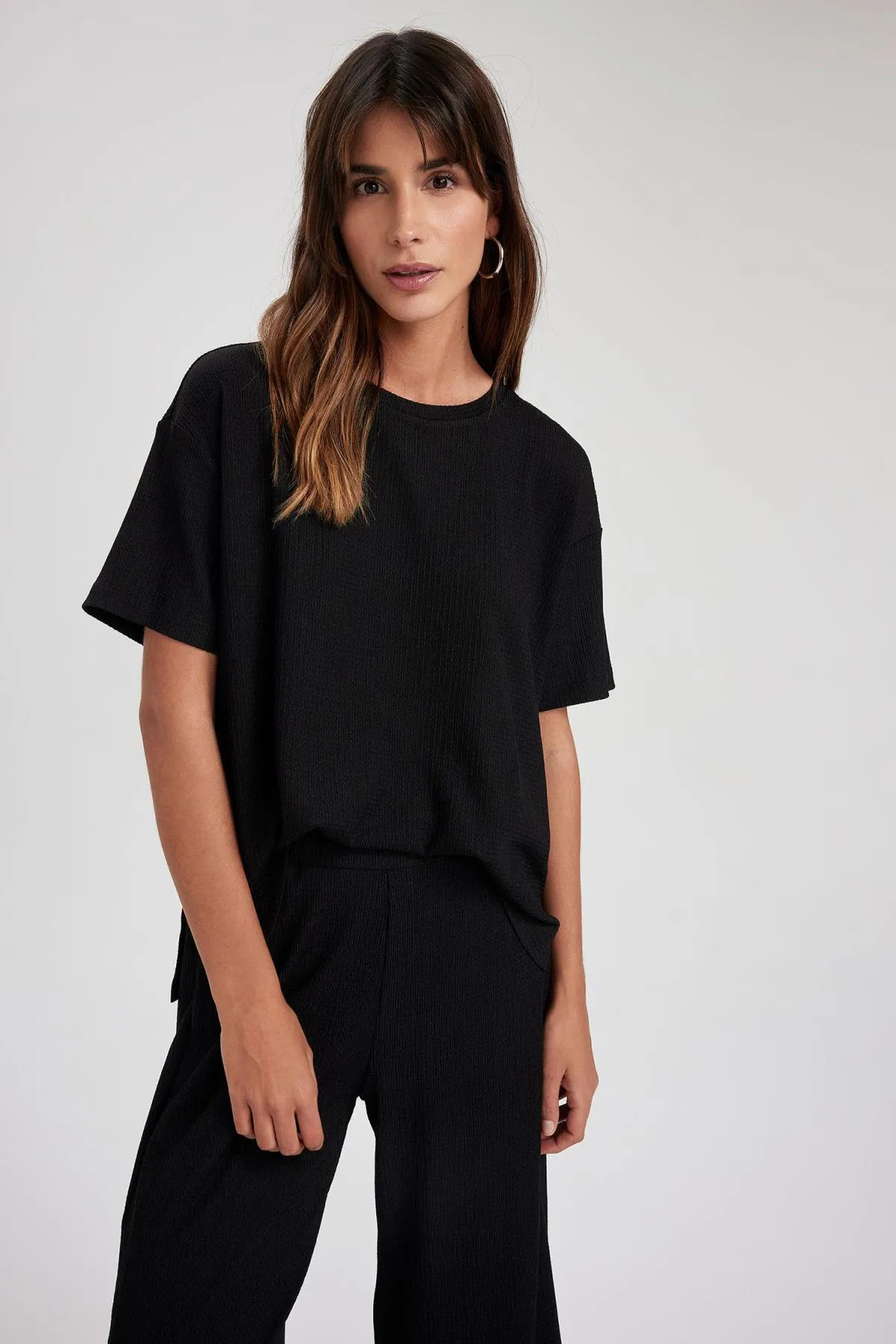 DeFacto  Kurzarm-T-Shirt mit normaler Passform und Rundhalsausschnitt Z9487az23sp