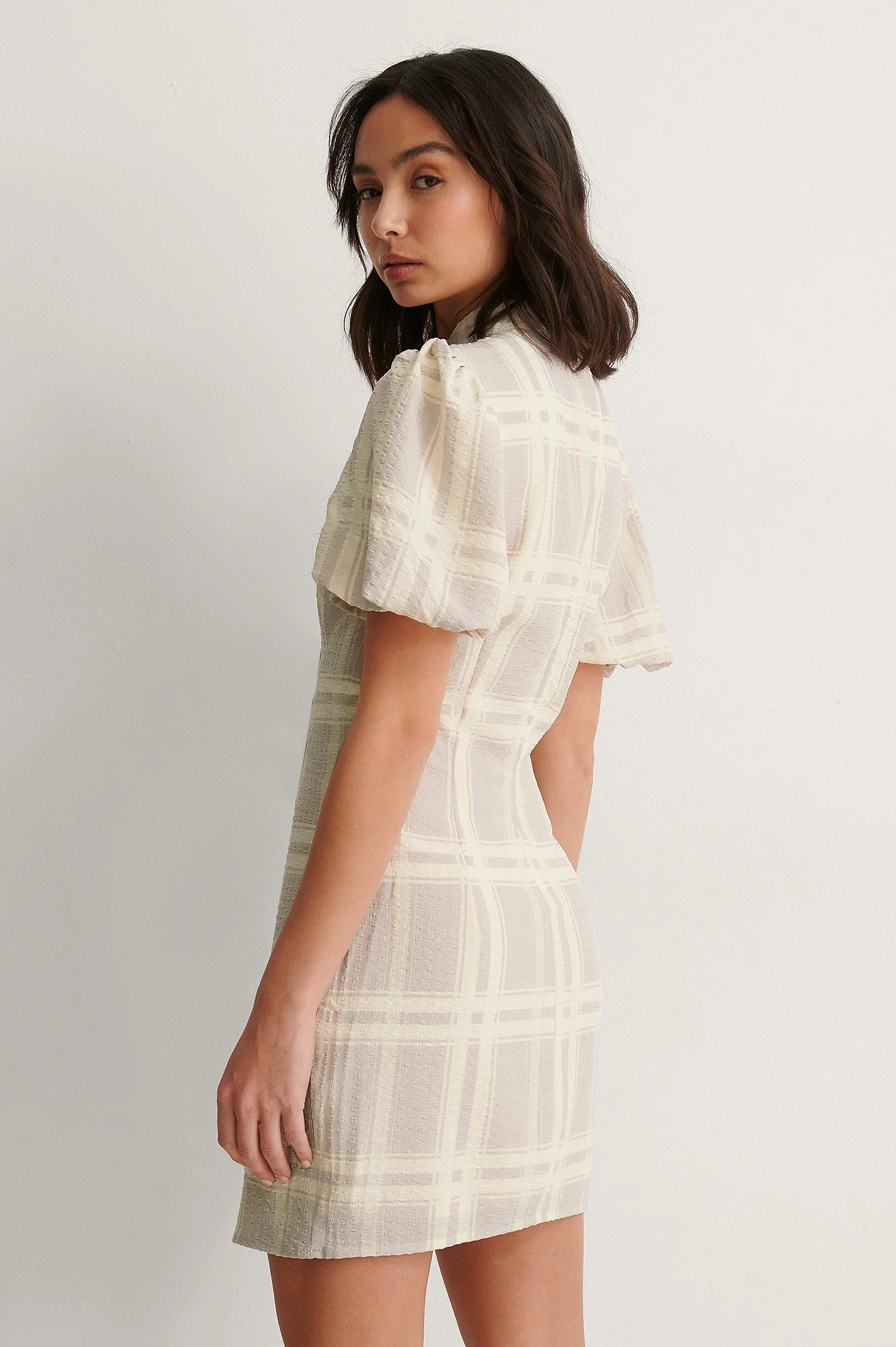Kleid Mit Hohem Ausschnitt