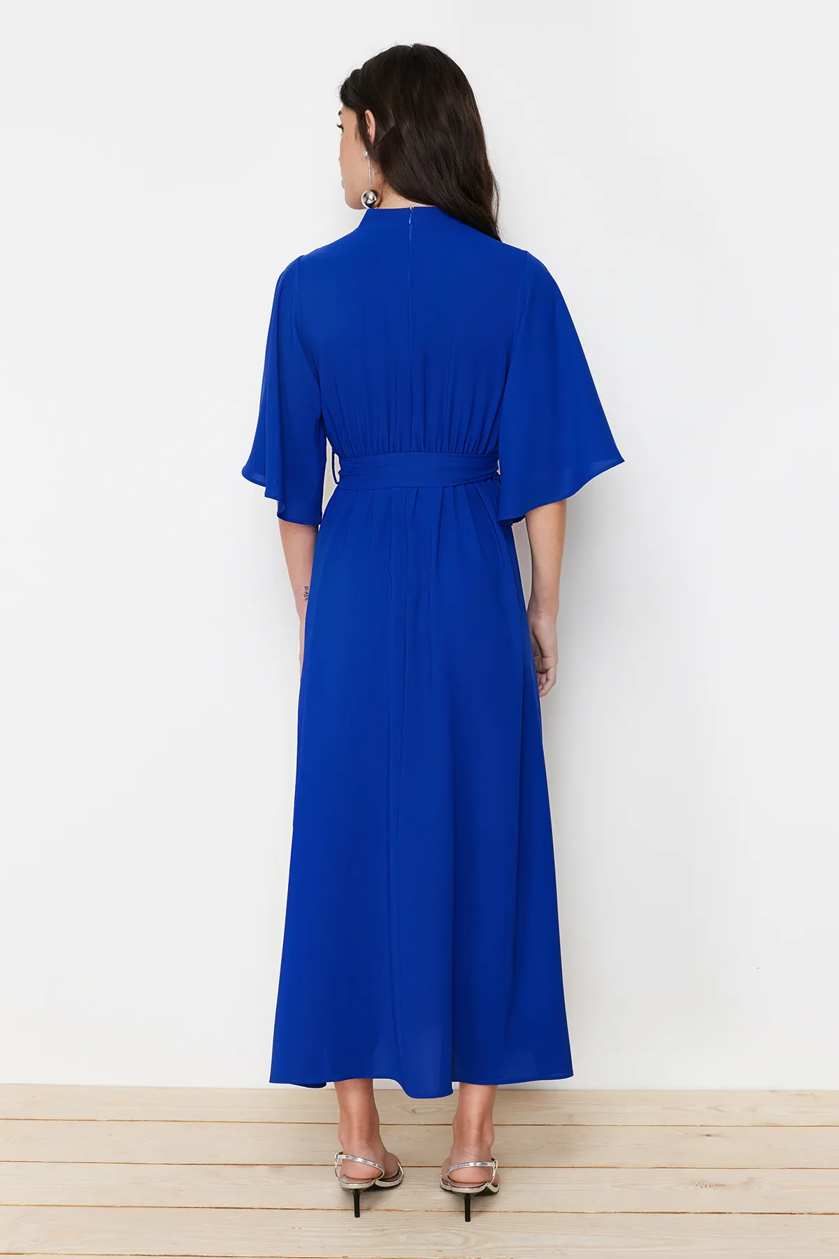 Trendyol Modest  Saks – Gewebtes Kleid mit halblangen Ärmeln und Gürtel TCTSS24DB00009