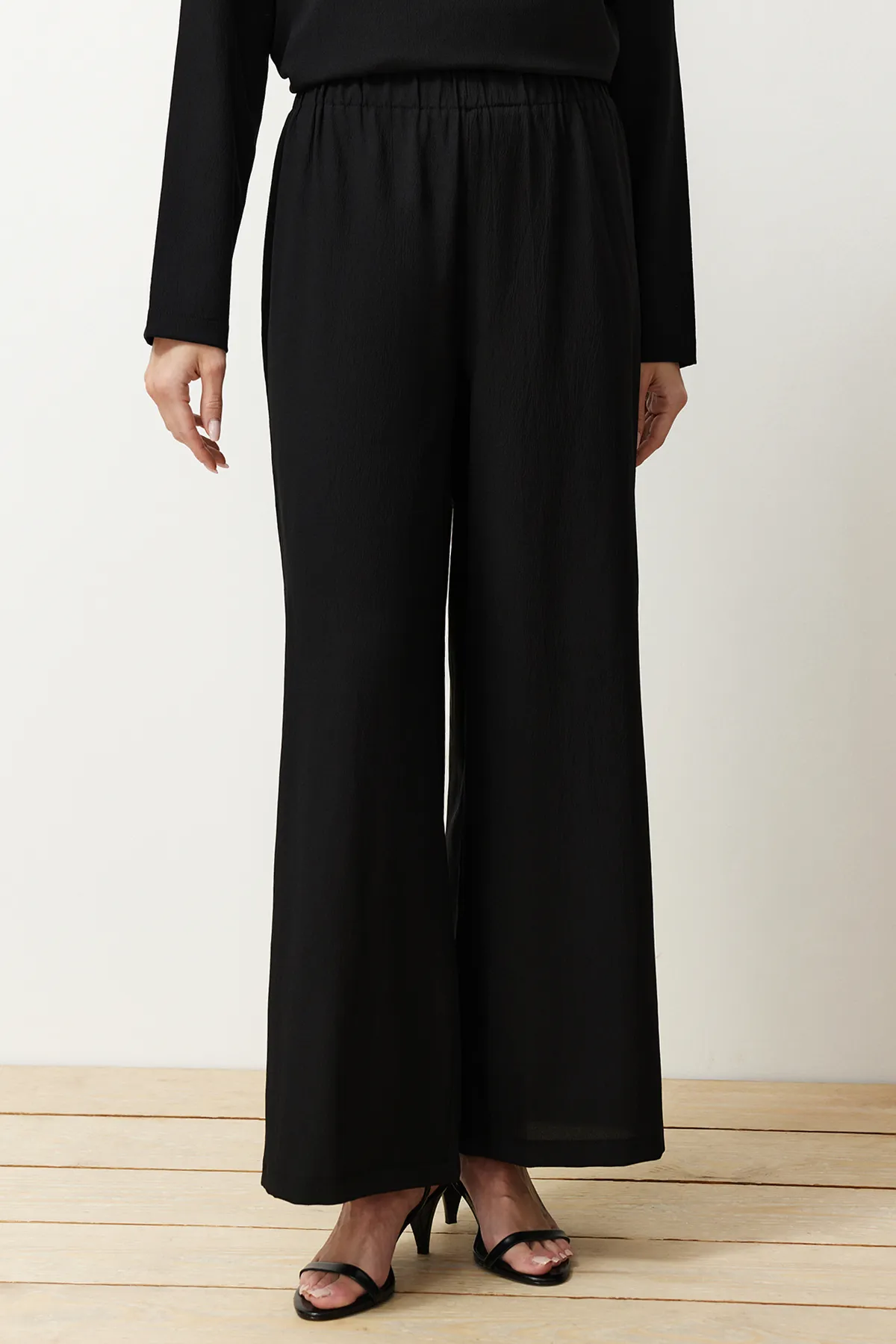 Trendyol Modest  Schwarzes asymmetrisches gewebtes Tunika-Hosen-Oberteil und Unterteil-Set TCTSS24US00074