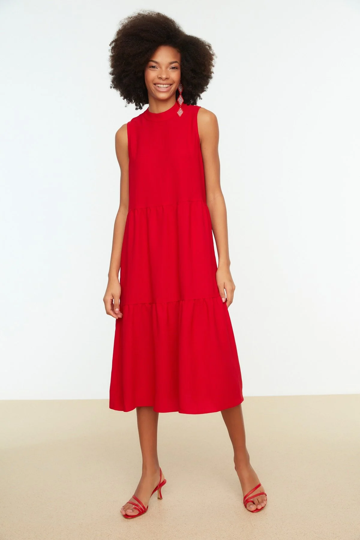 Trendyol Collection  Rotes, gerade geschnittenes, gewebtes Midikleid mit Stehkragen TWOSS20EL1864