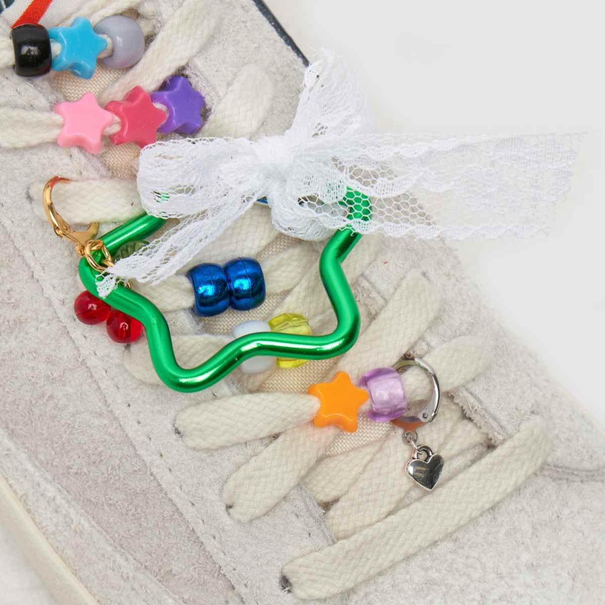 BEADS BY EDIE többféle színű, gyöngyös csipkés medálos táska
