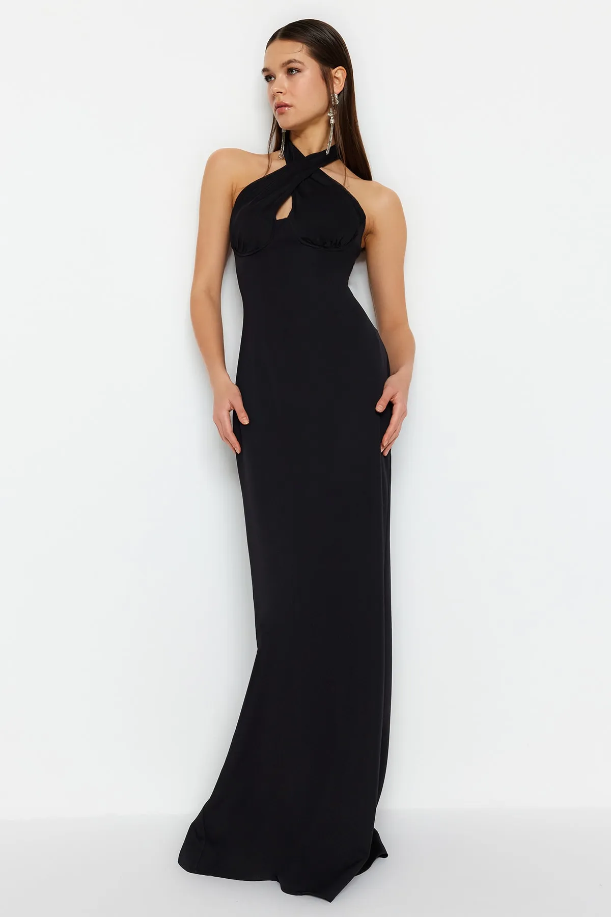 Trendyol Collection  Schwarzes langes Abendkleid mit gewebtem Fenster/Ausschnitt-Detail TPRSS23AE00189