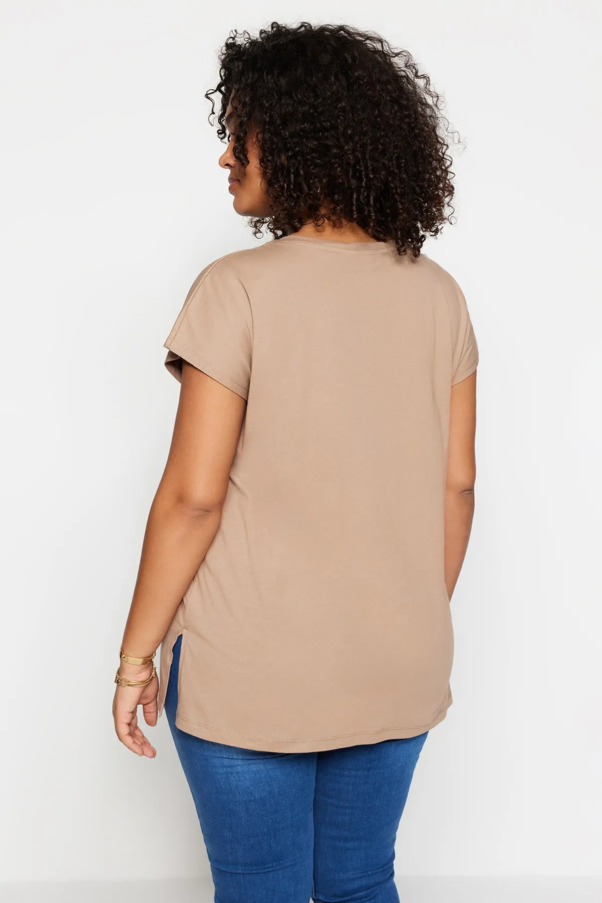Trendyol Curve  Nerzfarbenes Boyfriend-Strick-T-Shirt mit V-Ausschnitt und Schlitz TBBSS22BF0036