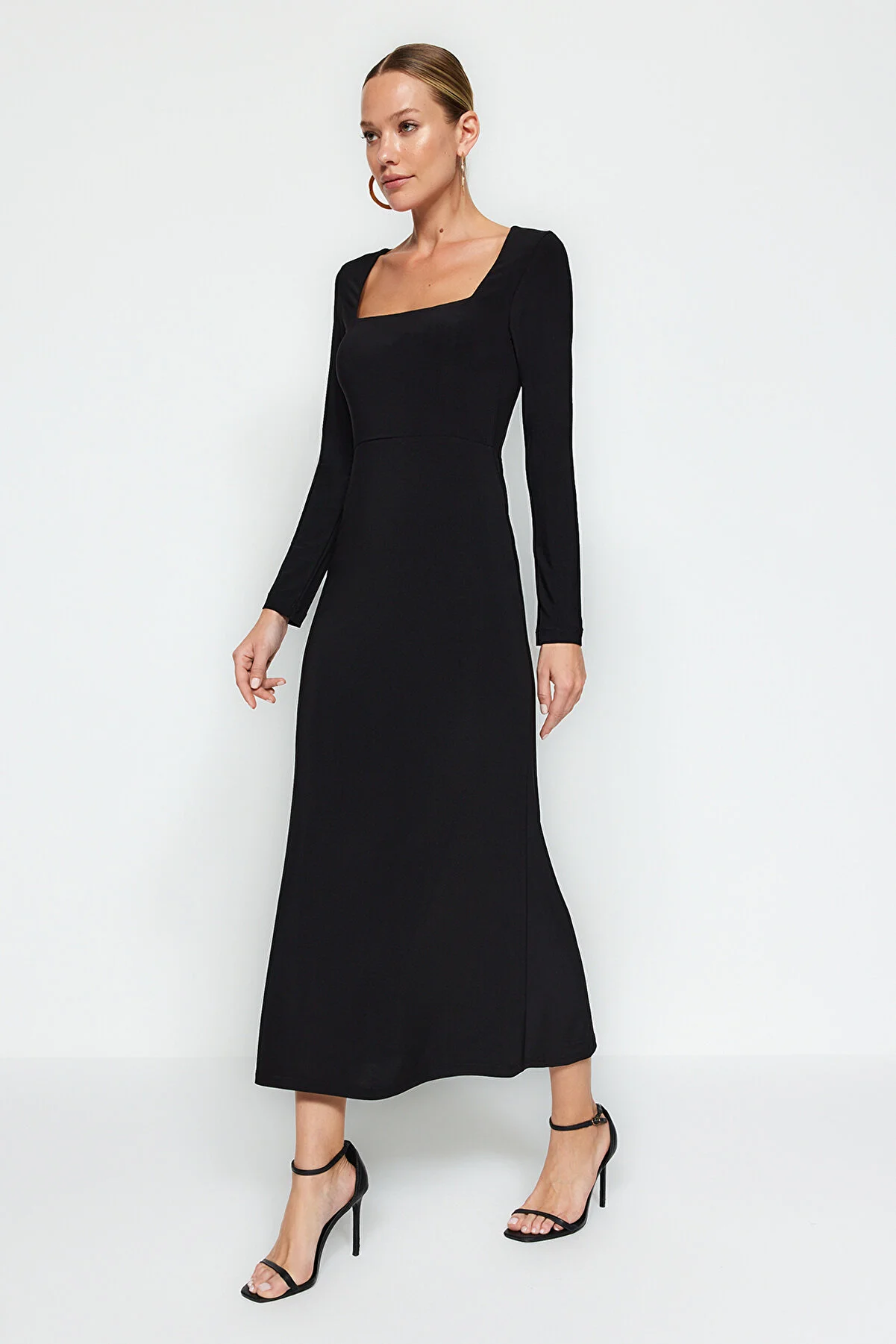 Trendyol Collection  Schwarzes, figurbetontes Maxi-Strickkleid mit Volants und quadratischem Ausschnitt TWOAW24EL00613