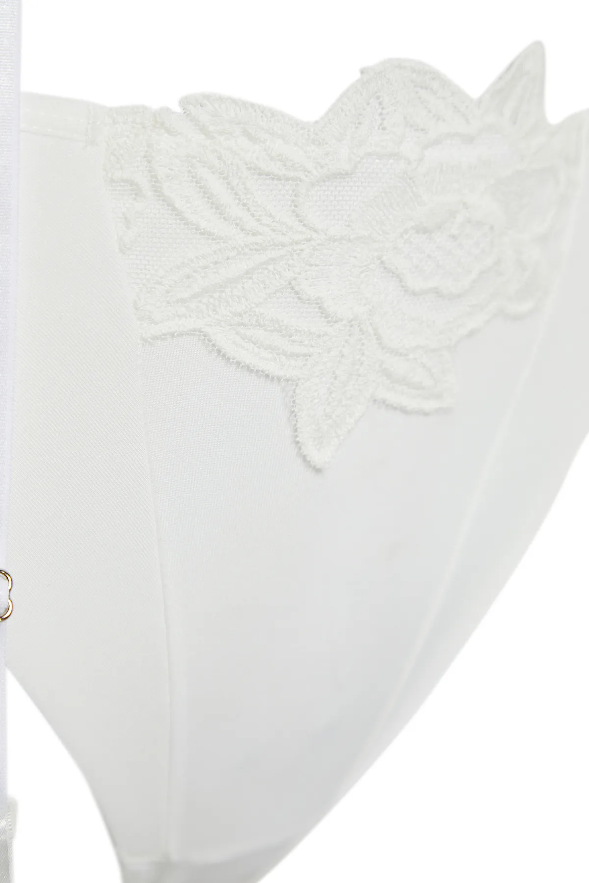 Trendyol Collection  Brautslip und Hosenträger aus Strick mit Brode-Spitze in Weiß, mit Seilriemen THMSS24CC00028