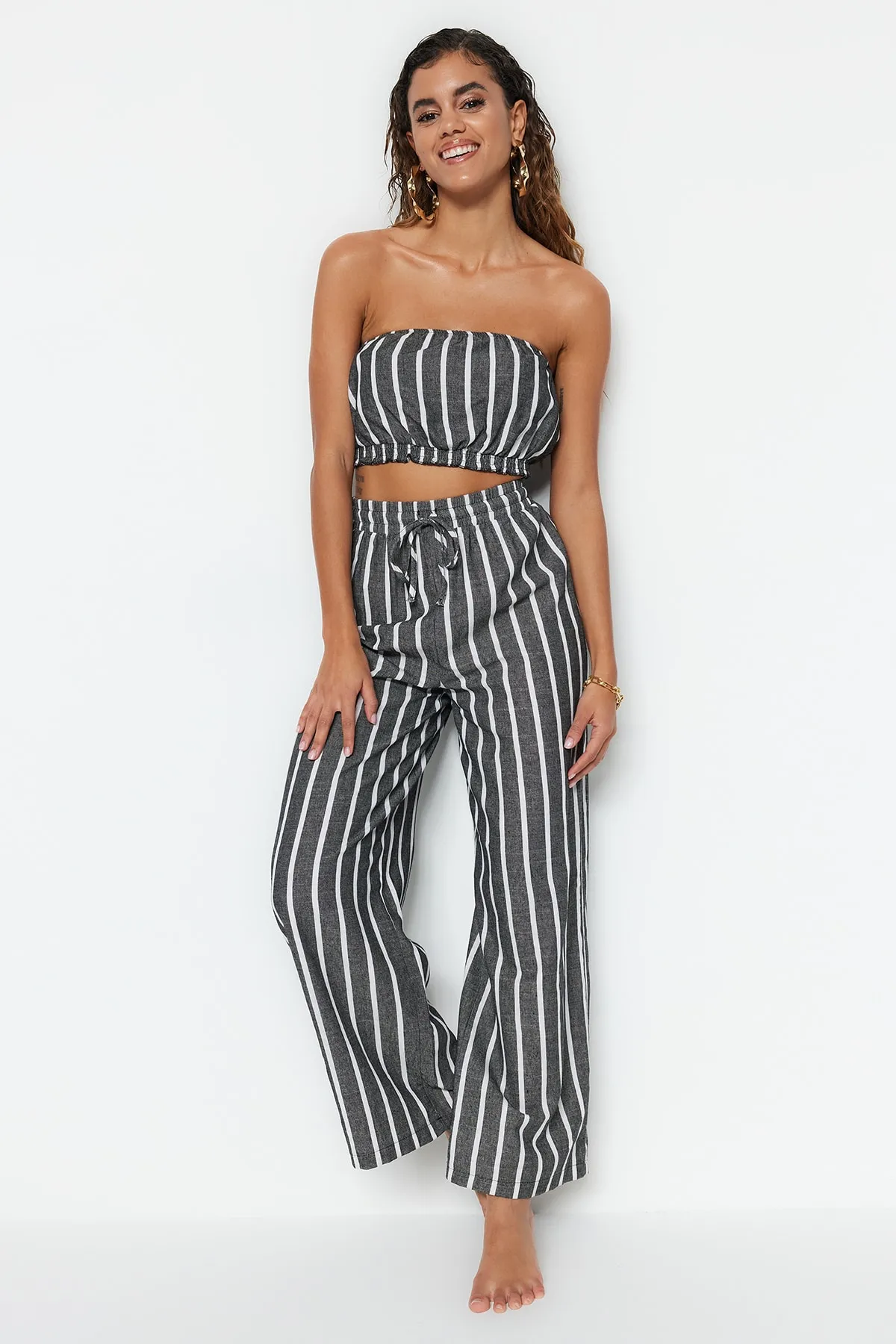 Trendyol Collection  Gestreiftes gewebtes Blusen-Hosen-Set TBESS23AU00001