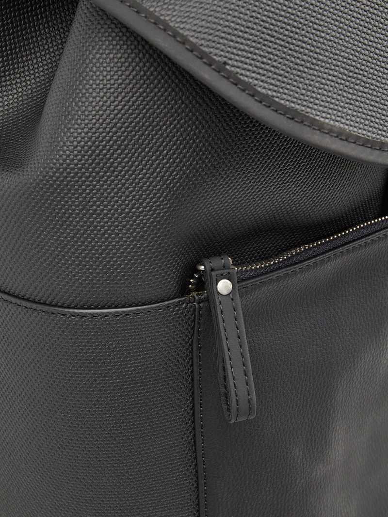 Rucksack mit wattiertem Laptopfach in schwarz