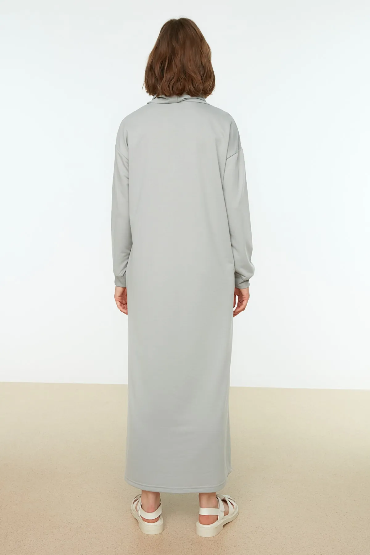Trendyol Modest  Graues Maxi-Strickkleid mit Degaje-Kragen und Spitzendetail TCTSS22EB0132