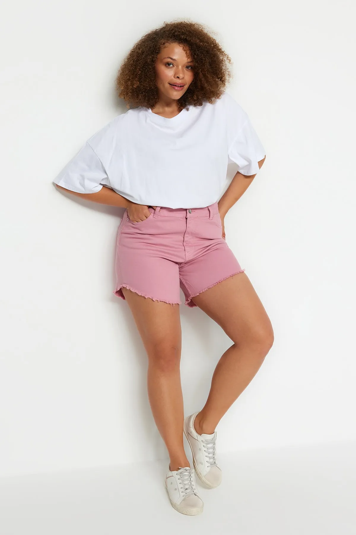 Trendyol Curve  Flexible Skinny-Jeansshorts und Bermudas mit Quasten in Rosa TBBSS23CJ00016