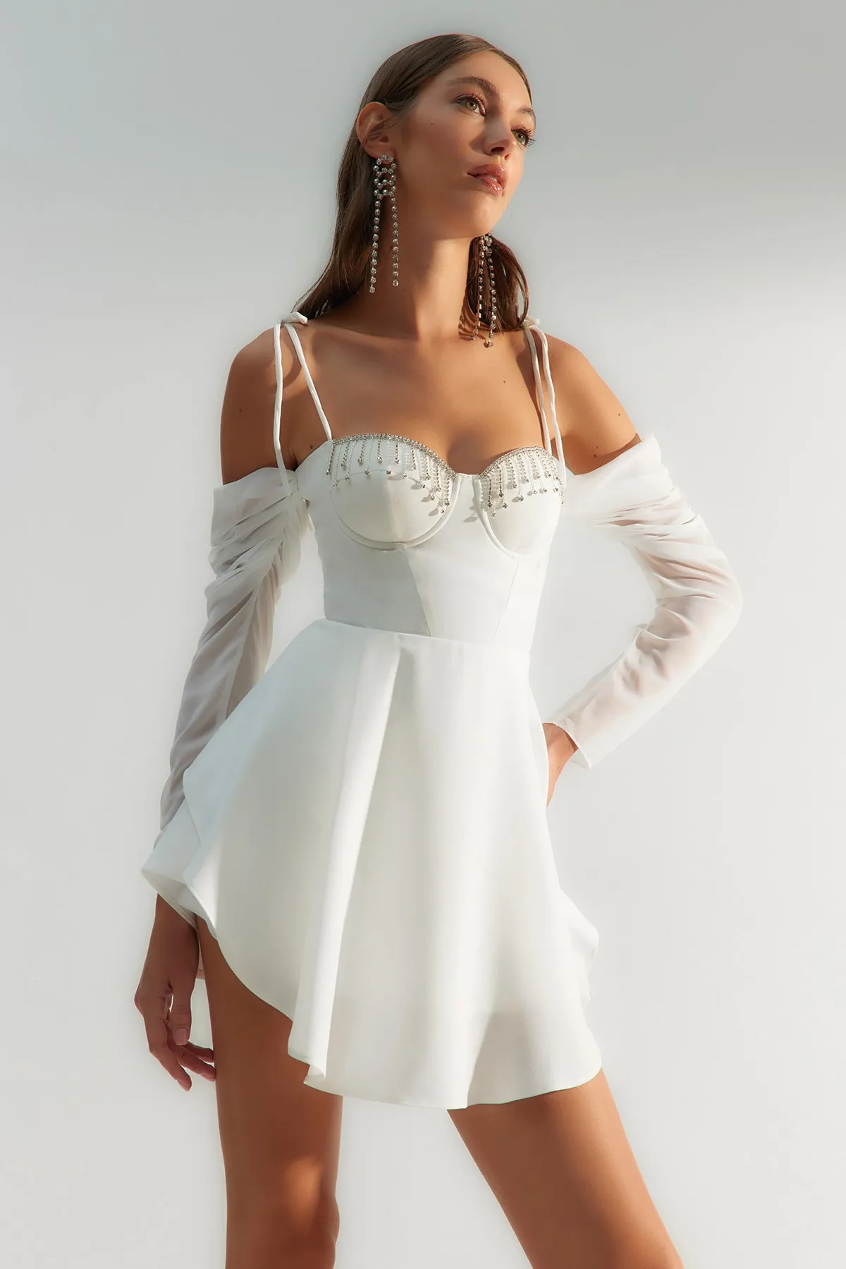 Trendyol Collection  X Zeynep Tosun Ecru Volant Shiny Stone Brautkleid TCLSS23EL00014
