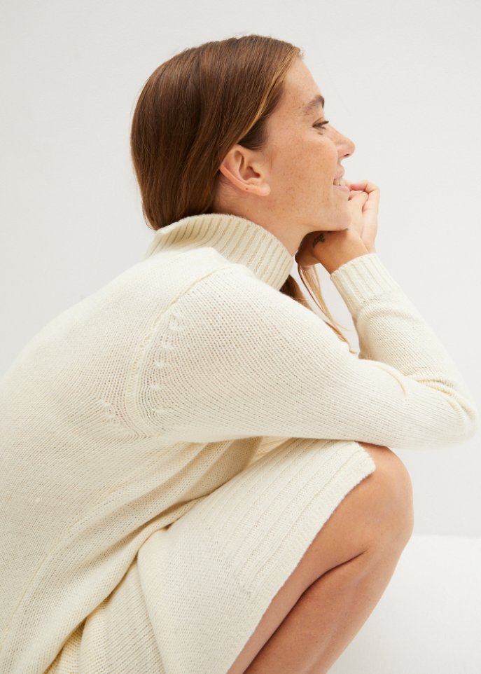 Strickkleid in Midi-Länge mit Stehkragen und Schlitzen