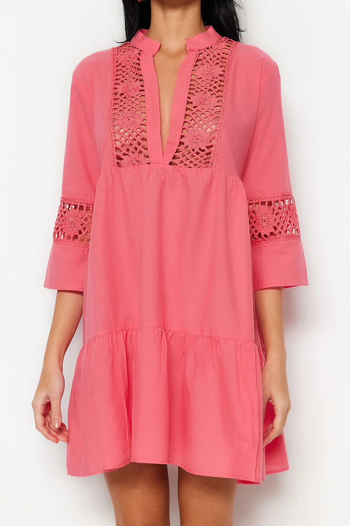 Trendyol Collection  Korallenrotes Mini-Strandkleid aus gewebter Spitze aus 100 % Baumwolle TBESS20EL0854