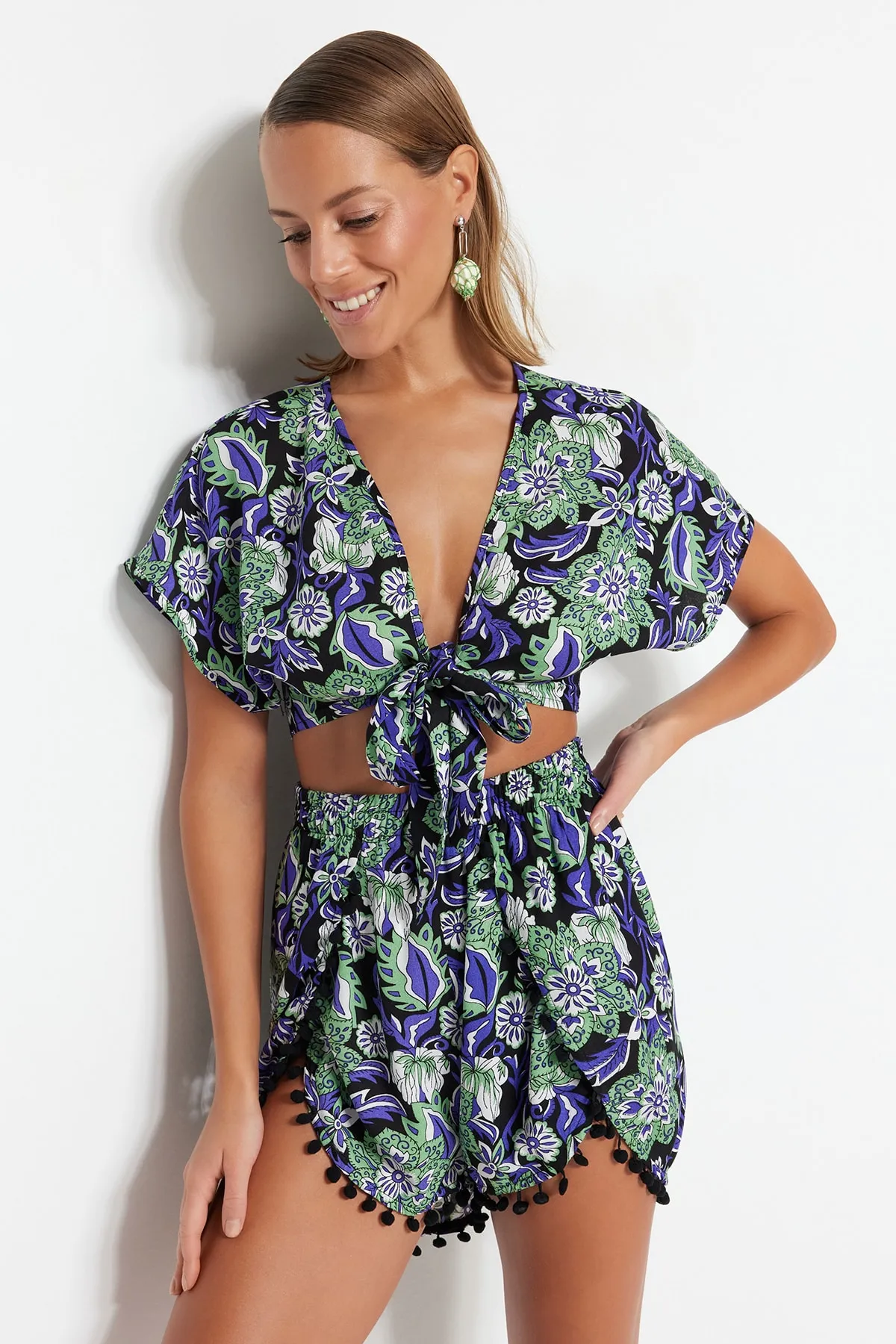 Trendyol Collection  Set aus Bluse und Shorts mit Blumenmuster, gewebten Streifen und Zubehör TBESS19BB0257