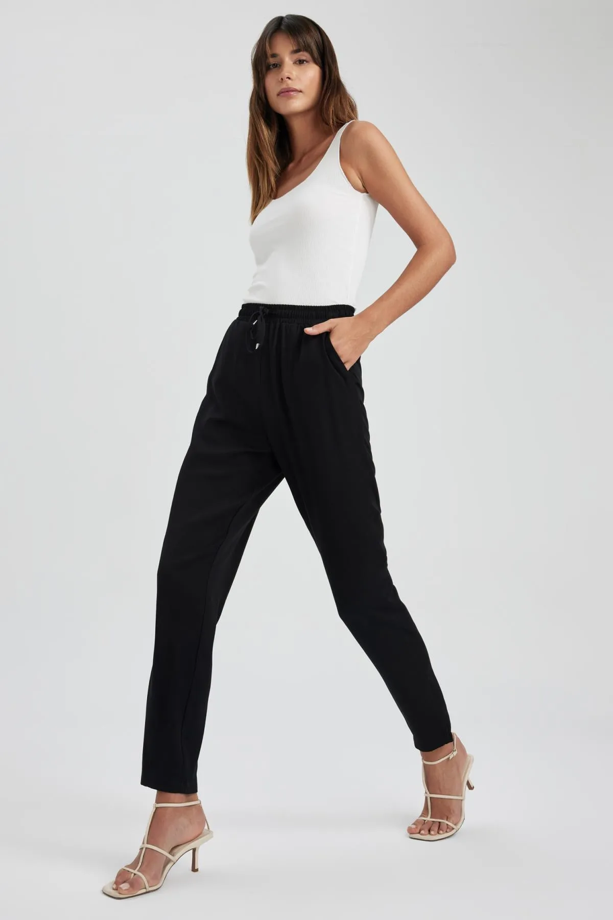 DeFacto  Gewebte Hose mit elastischem Bund und Taschen L3164az23sm