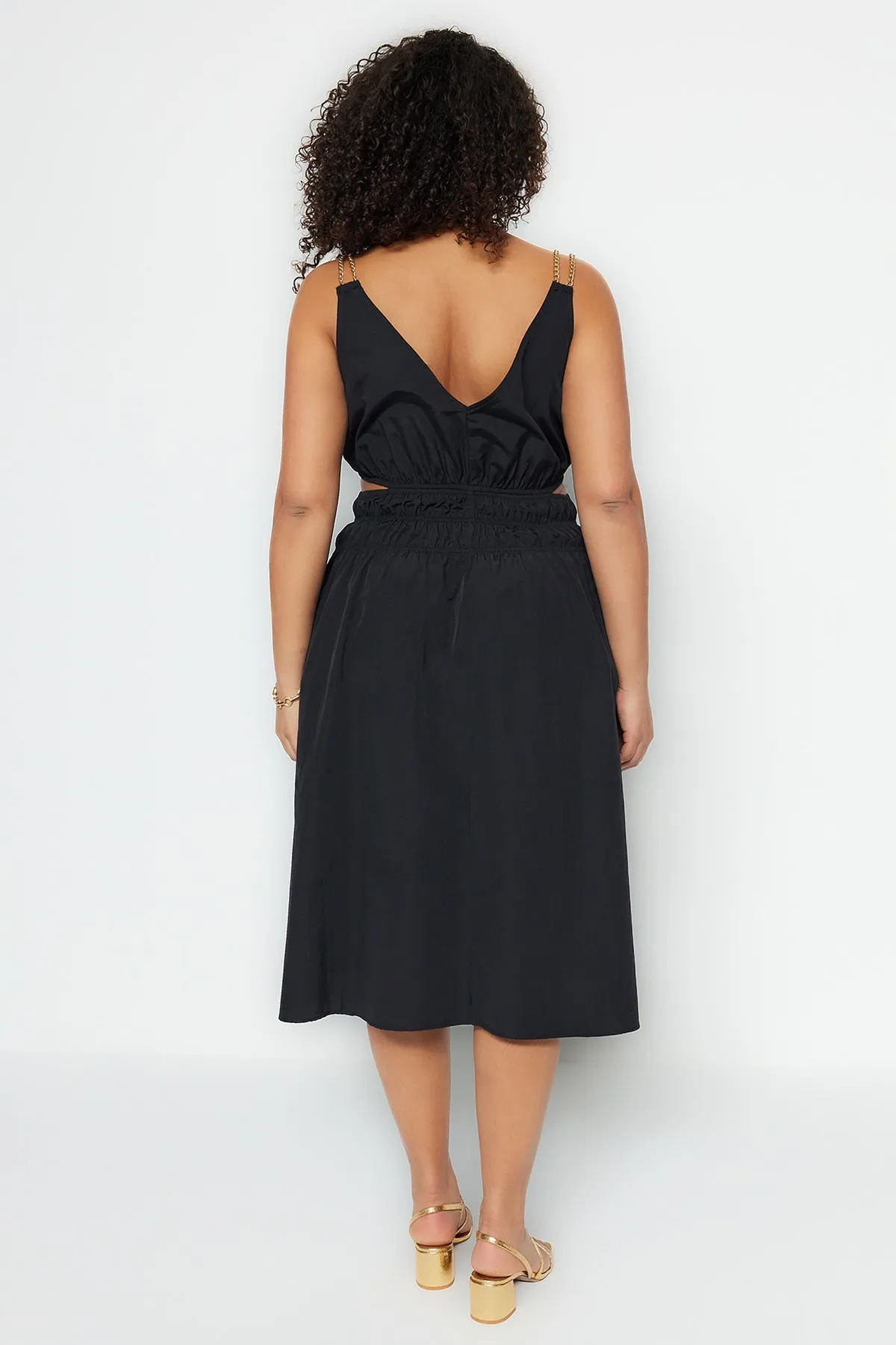 Trendyol Curve  Schwarzes Kleid mit gewebten Ketten-Accessoires TBBSS23AH00043