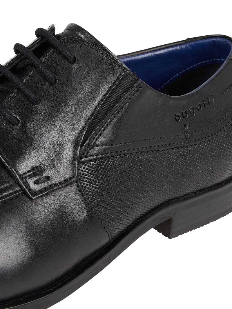 Schnürschuhe aus Leder in schwarz