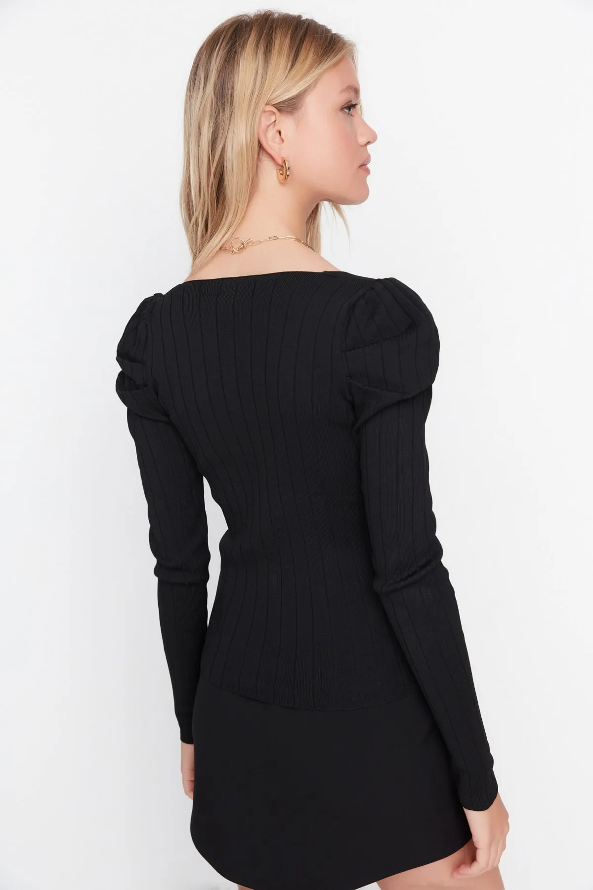 Trendyol Collection  Schwarzer Strickpullover mit gerafftem quadratischem Kragen TWOAW21KZ0649