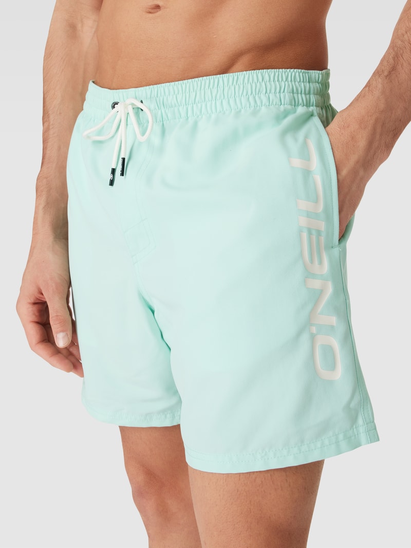 Badehose mit Label-Print Modell 'Cali' in ozean blau