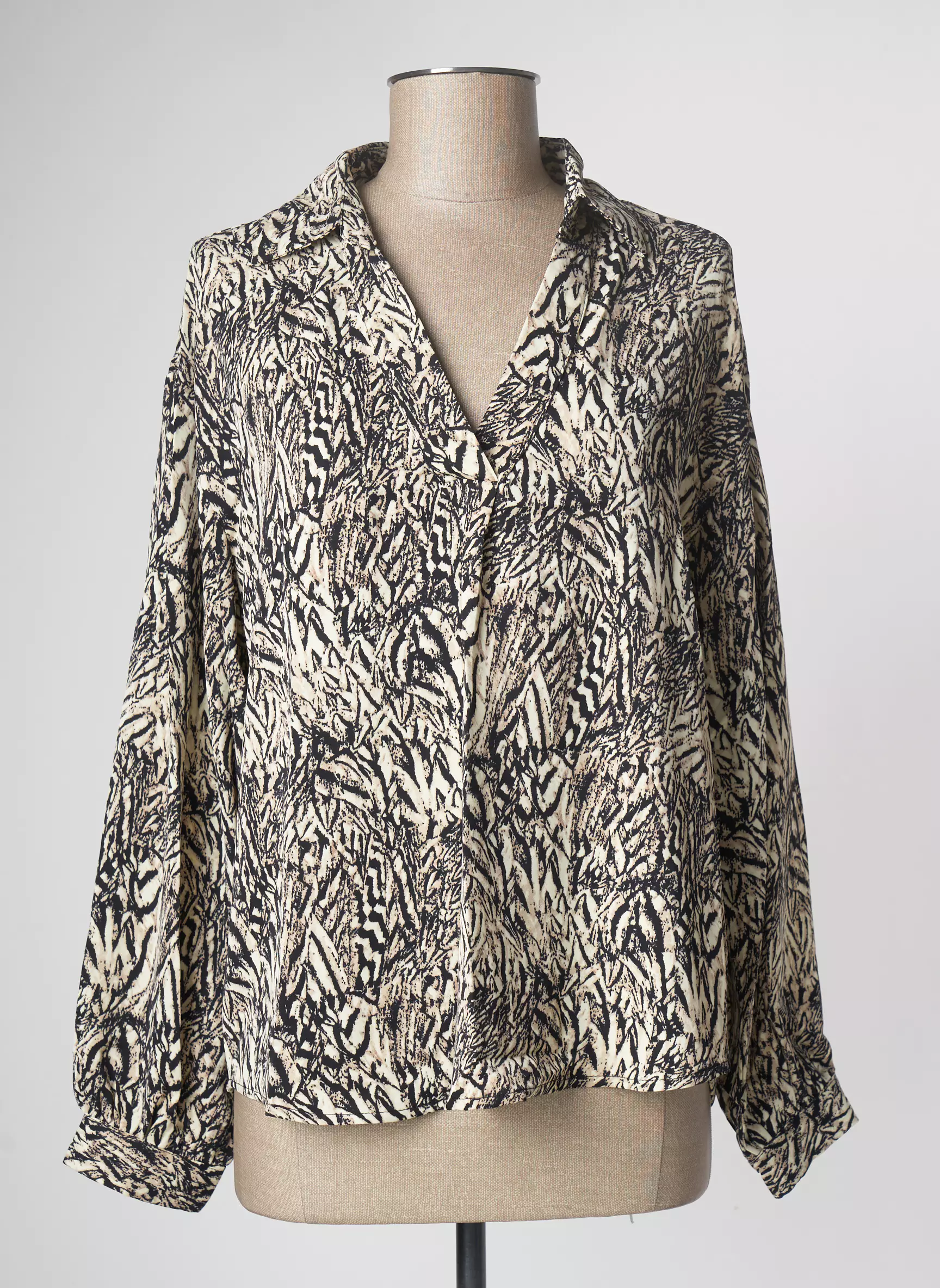 In April 1986 Blouses Femme couleur beige