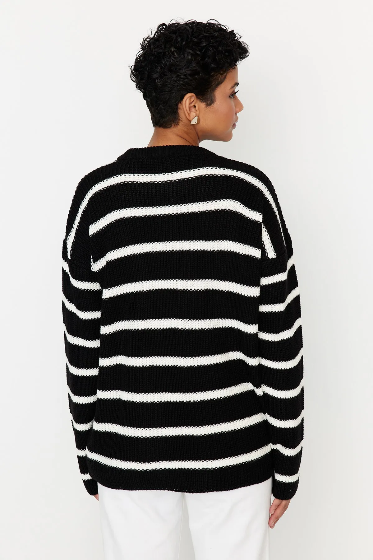 Trendyol Collection  Schwarzer Strickpullover mit weiter Passform TWOAW23KZ00720