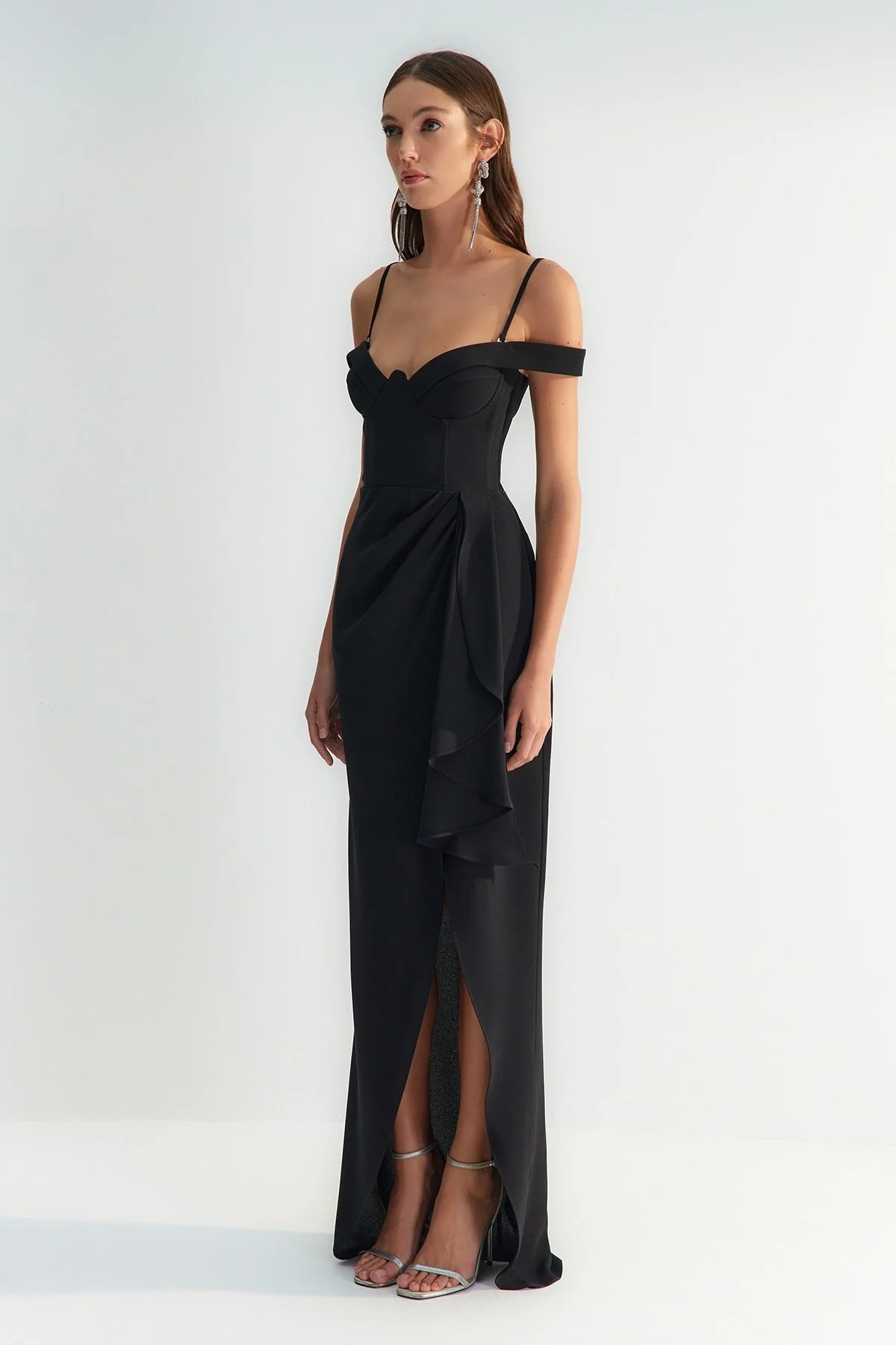 Trendyol Collection  X Zeynep Tosun Schwarzes Abend- und Abschlusskleid mit Volant TCLSS23AE00011