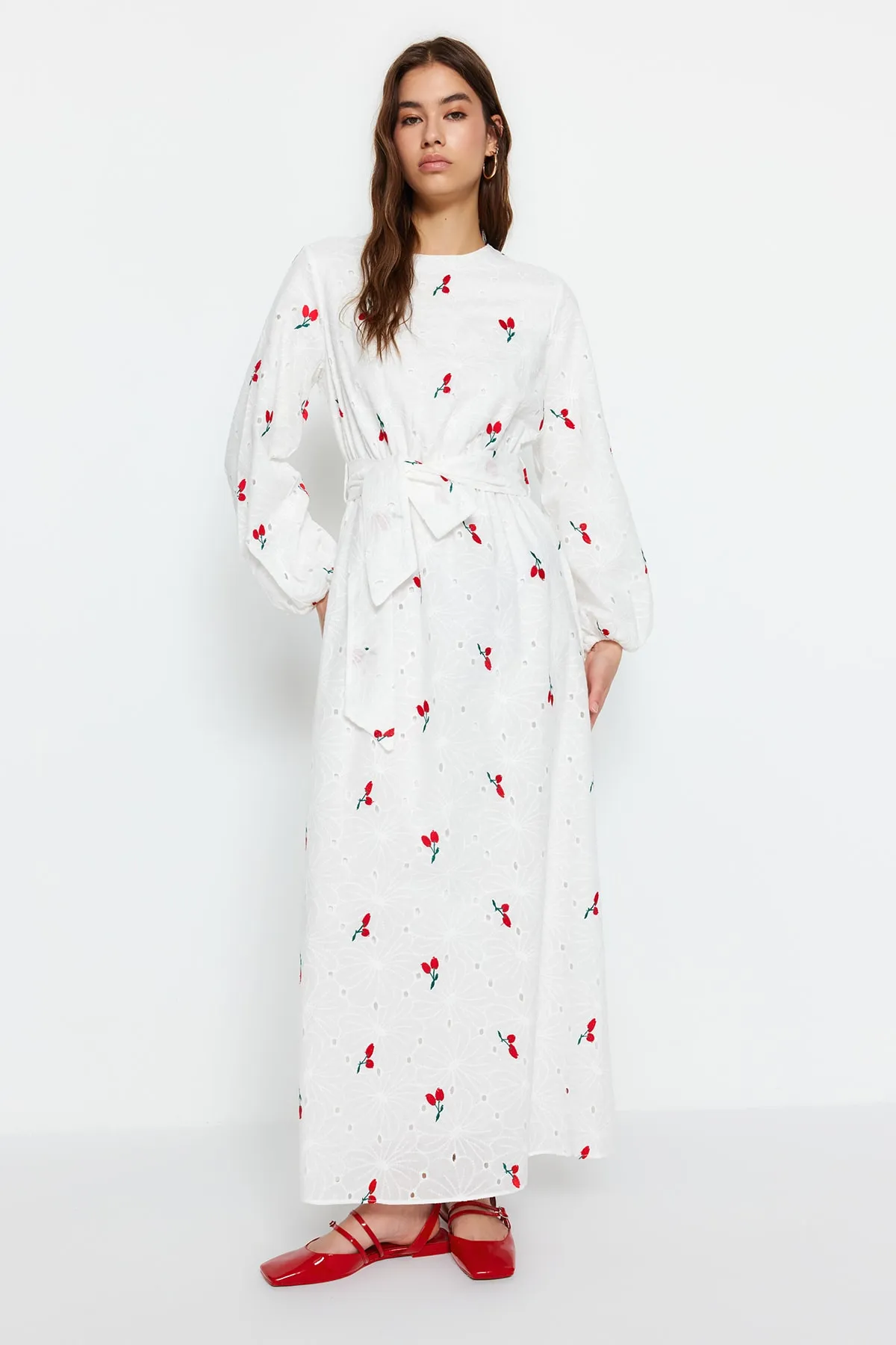 Trendyol Modest  Ecrufarbenes, gefüttertes Kleid aus 100 % Baumwolle mit Stickereien, Gürtel und detaillierten Stickereien TCTSS23EB00136