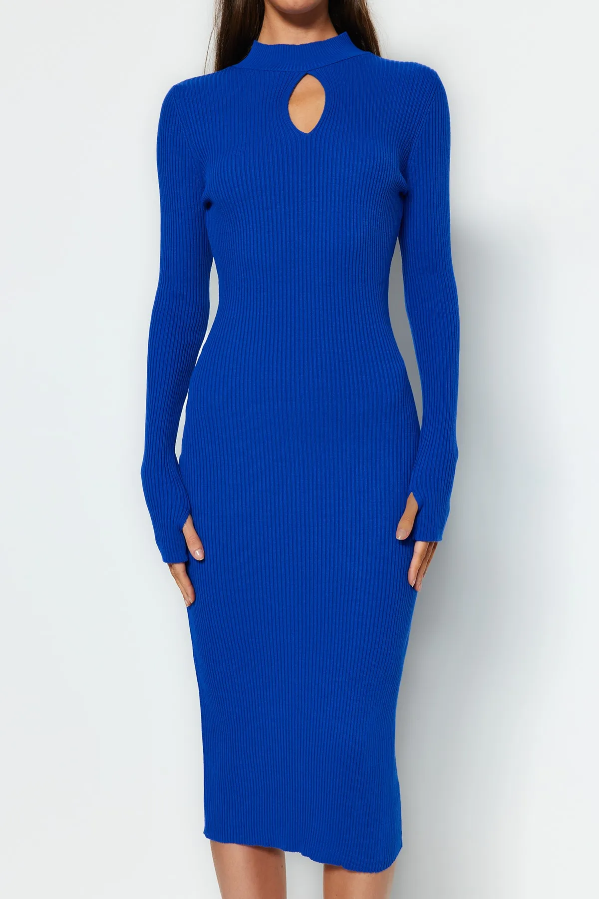 Trendyol Collection  Saks Midi-Strickkleid mit Fensterausschnitt/Ausschnitt TWOAW23EL00035