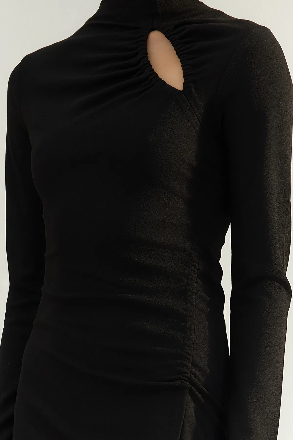 Trendyol Collection  Limitiertes schwarzes Kreppkleid mit Fensterausschnitt und Ausschnitten TPRAW24EL00191
