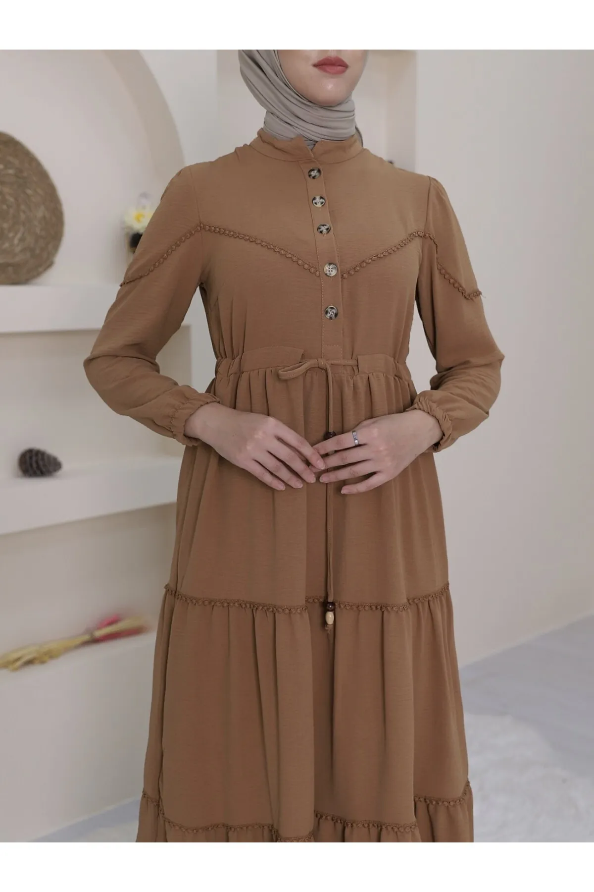 Modamorfo  Halb geknöpftes Spitzenkleid