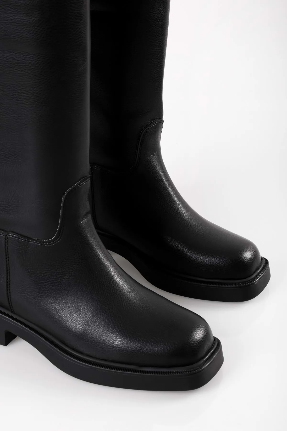 Shoeberry  Schwarze Gaiza-Stiefel mit dicker Sohle und Schnalle für Damen