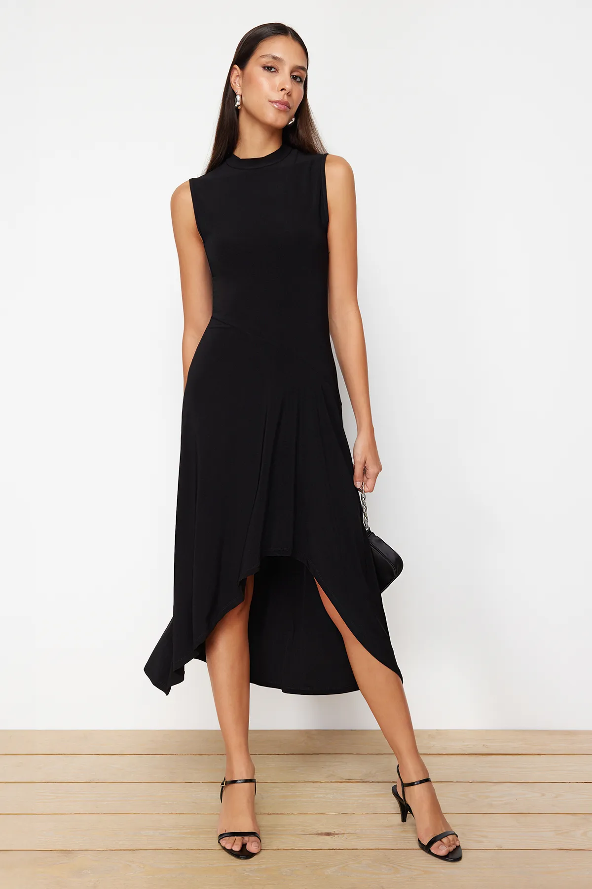 Trendyol Collection  Schwarzes asymmetrisches Stehkragen-Midikleid mit ärmellosen Ärmeln und Stretch-Strick TWOSS24EL00814