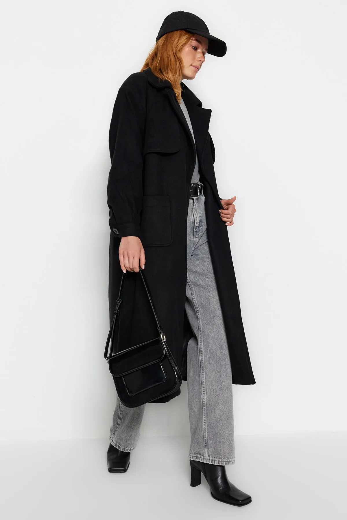 Trendyol Modest  Schwarzer Kaschmirmantel mit Trenchcoatkragen, Gürtel und Futter TCTAW24AB00001