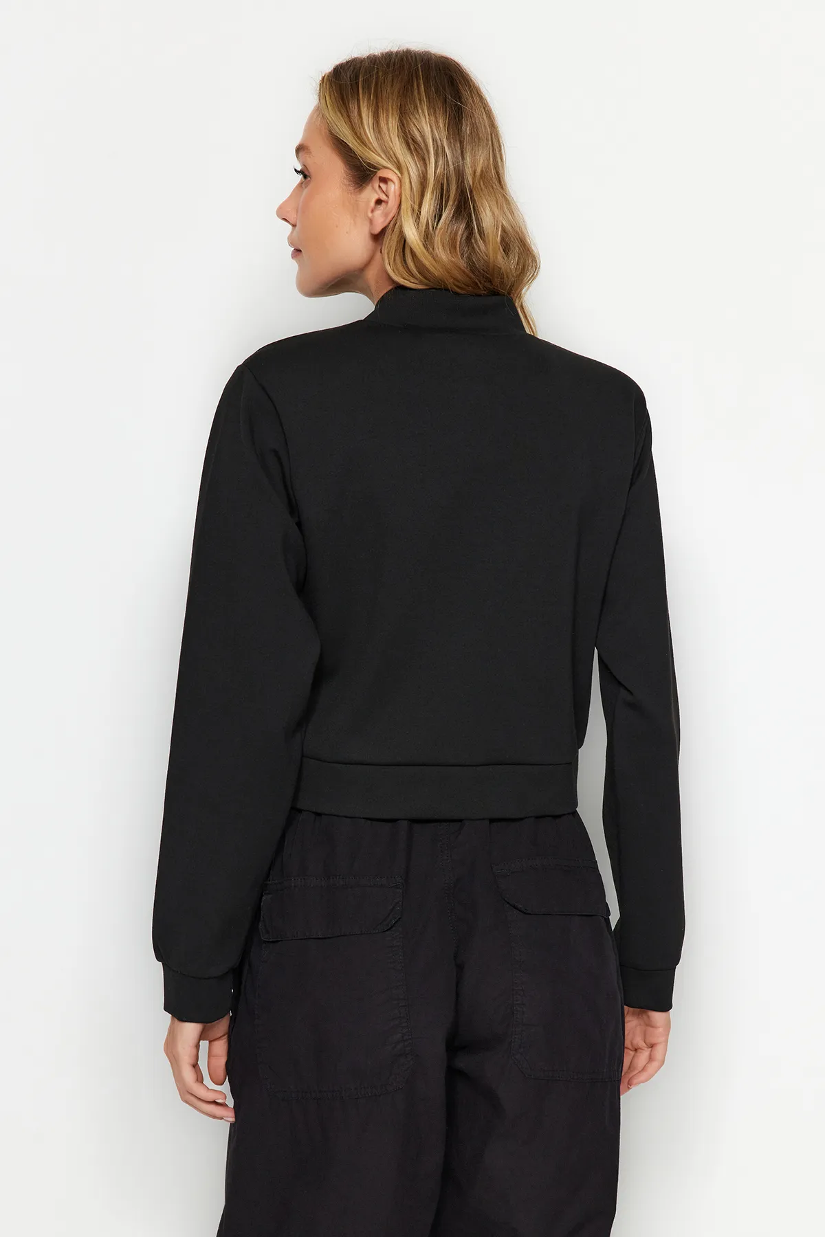 Trendyol Collection  Schwarze, gepolsterte Interlock-Crop-Jacke mit Stehkragen und Knopfleiste TWOAW24CE00082