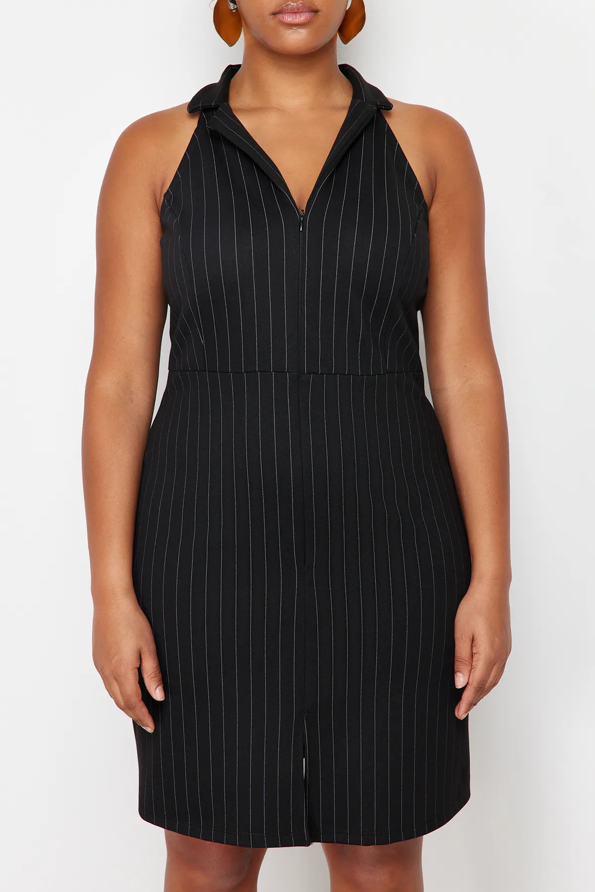 Trendyol Curve  Schwarzes gestreiftes Mini-Strickkleid mit Polokragen TBBSS24AH00006