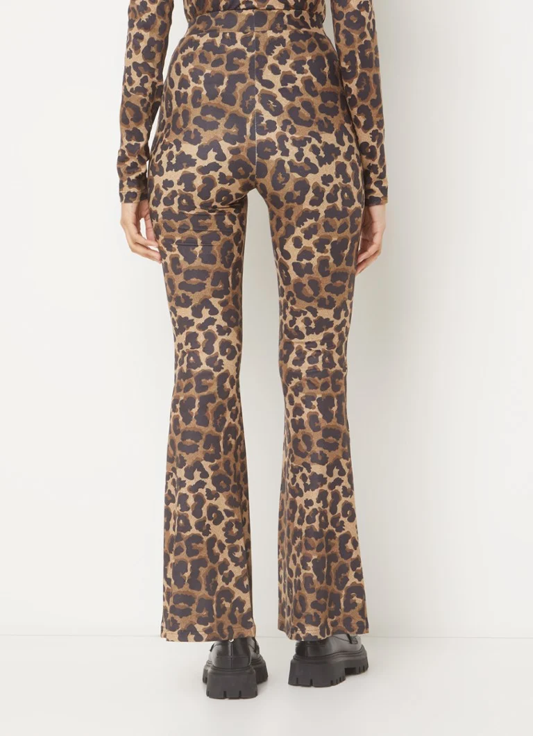 Leggings Rebel Leopard coloridas de cintura alta e modelagem flare com estampa de leopardo.