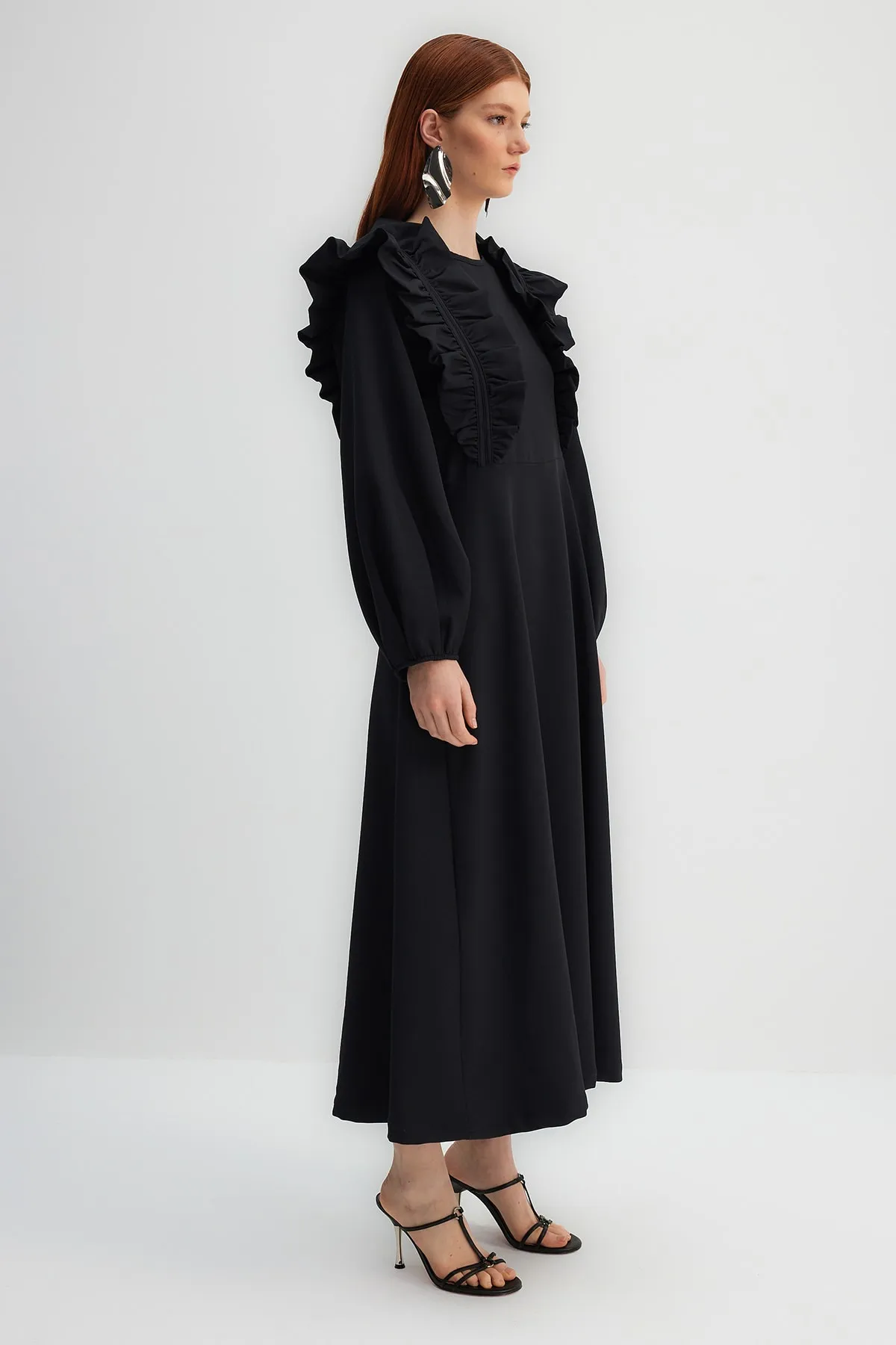Trendyol Modest  X Kevser Sarıoglu Schwarzes Abendkleid mit Rüschendetails und Schultern TCLSS23DB00008