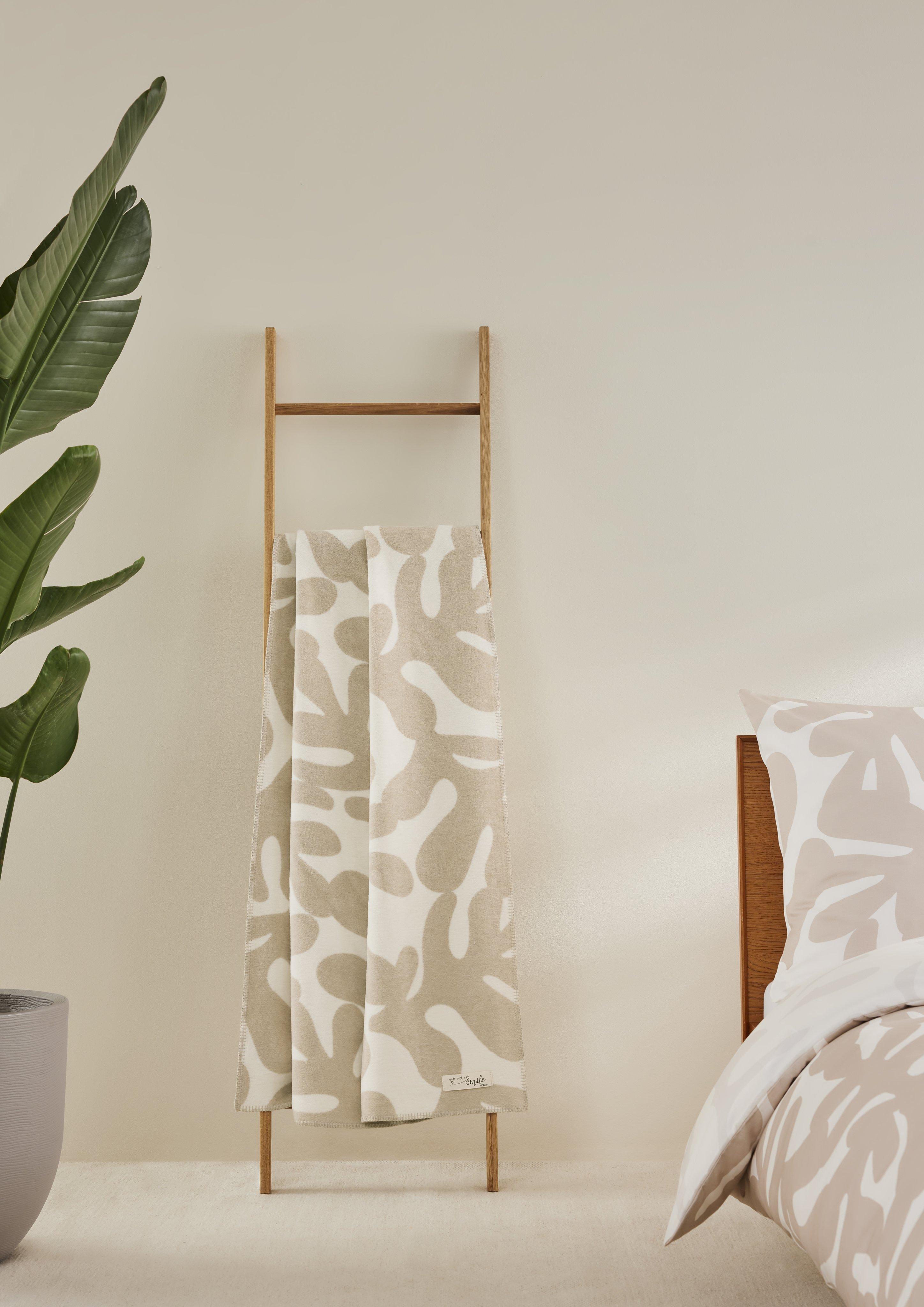 Weiche Jacquarddecke mit All-over-Print  6009350-300