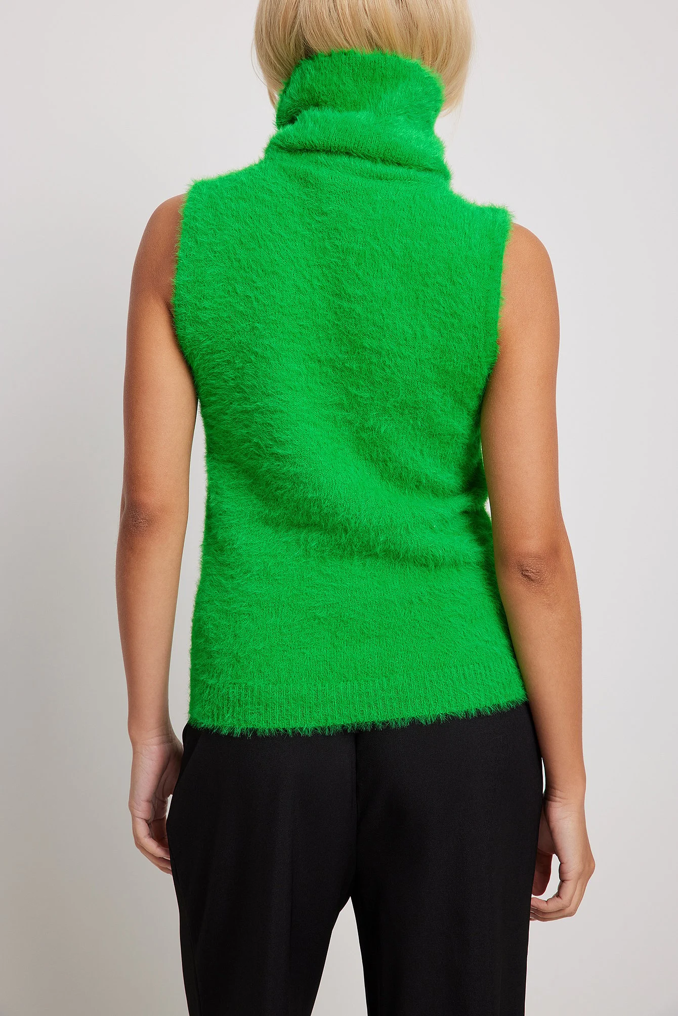 Flauschige hochgeschlossene Strickweste