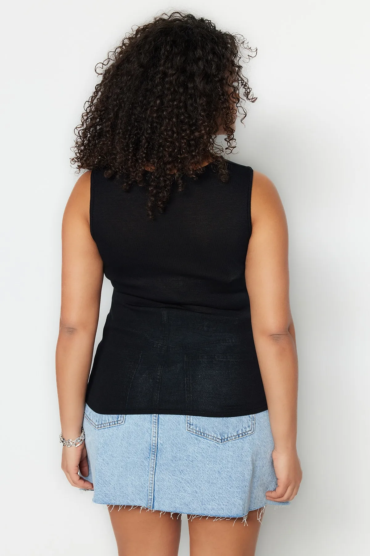 Trendyol Curve  Schwarze, figurbetonte dünne Strickbluse mit transparenten Details TBSSS23AF00046