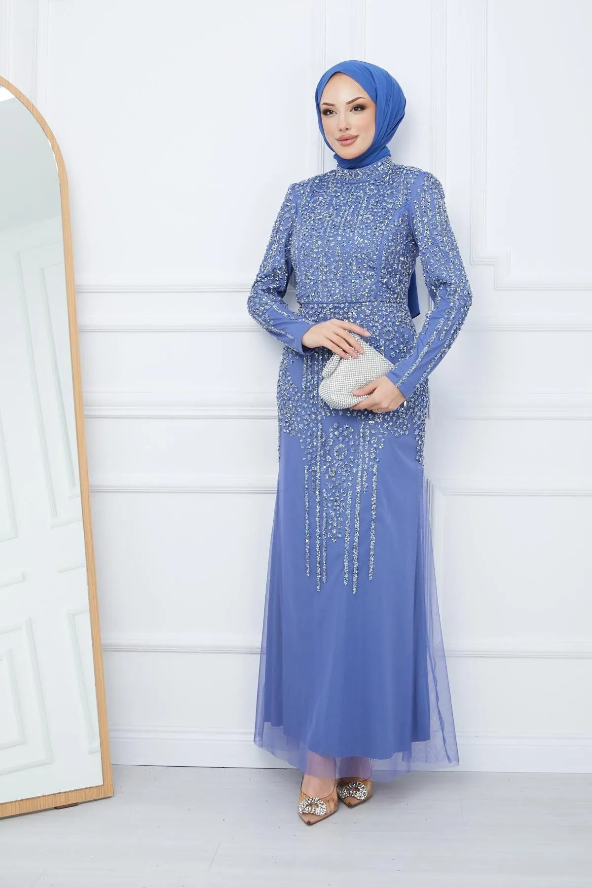 Olcay  Perlen- und juwelenbesetztes Hijab-Abendkleid aus Tüll INDİGO 1663