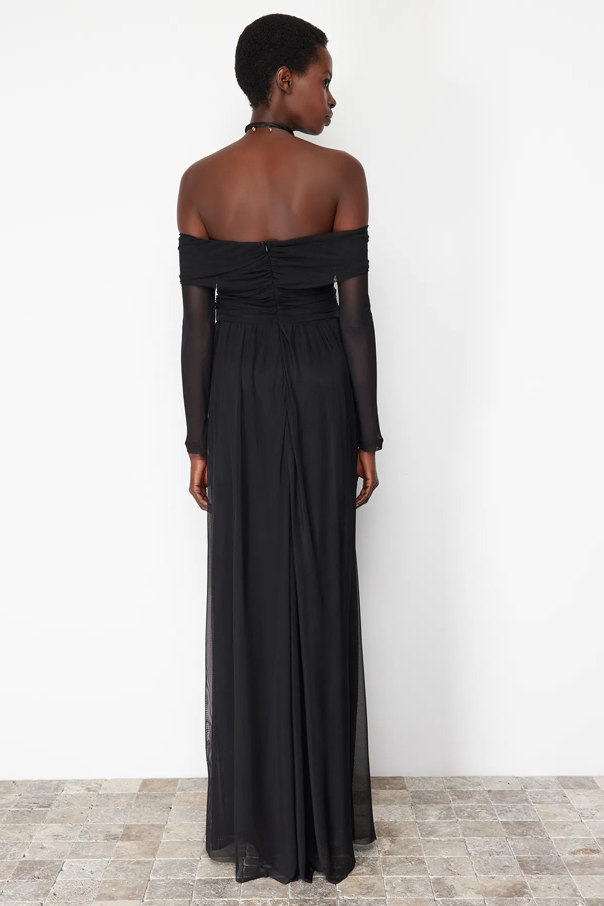 Trendyol Collection  Schwarzes langes Abendkleid aus Tüll mit Carmenkragen TPRSS24AE00068