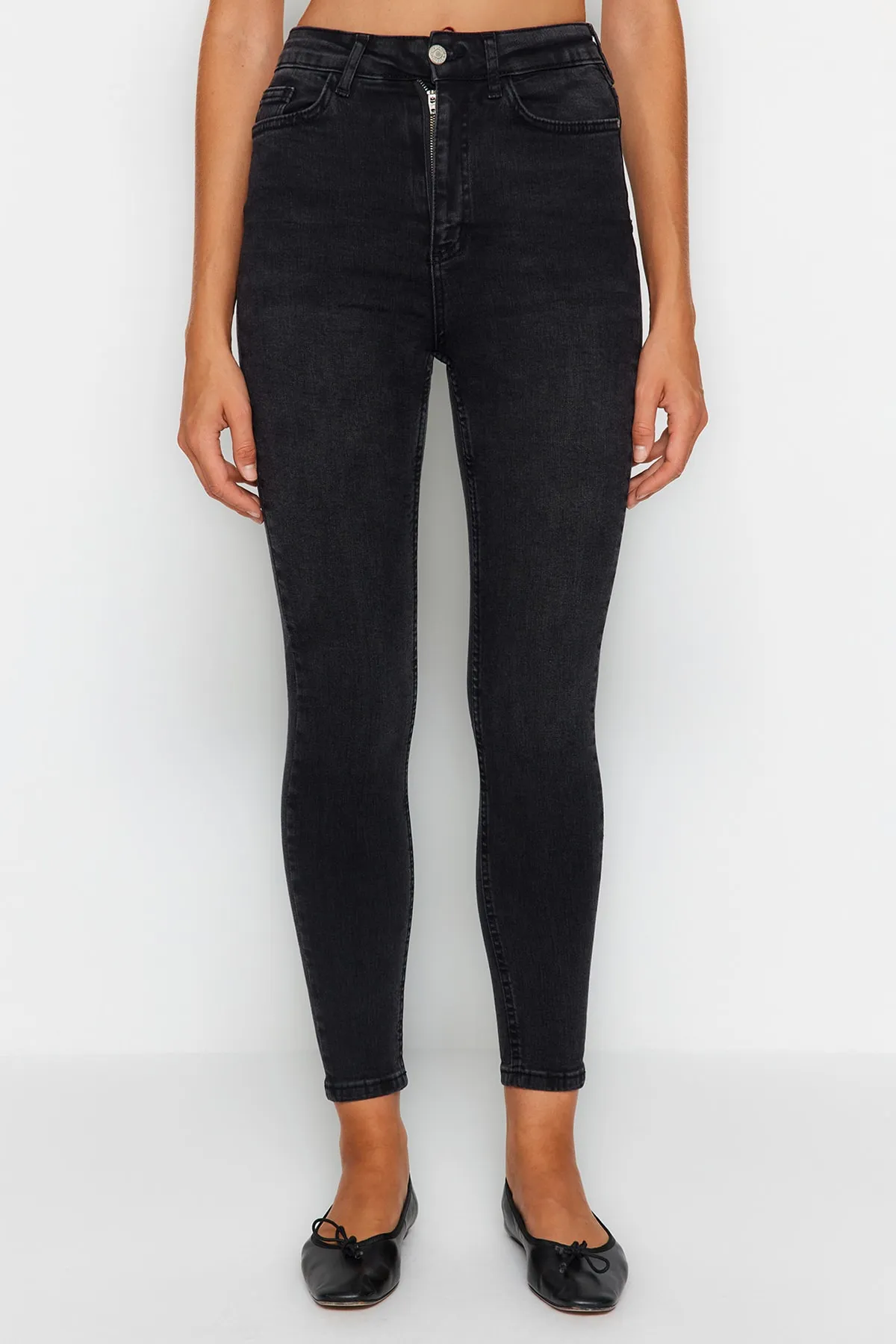 Trendyol Collection  Schwarze Skinny Jeans mit normaler Taille TWOAW24JE00172
