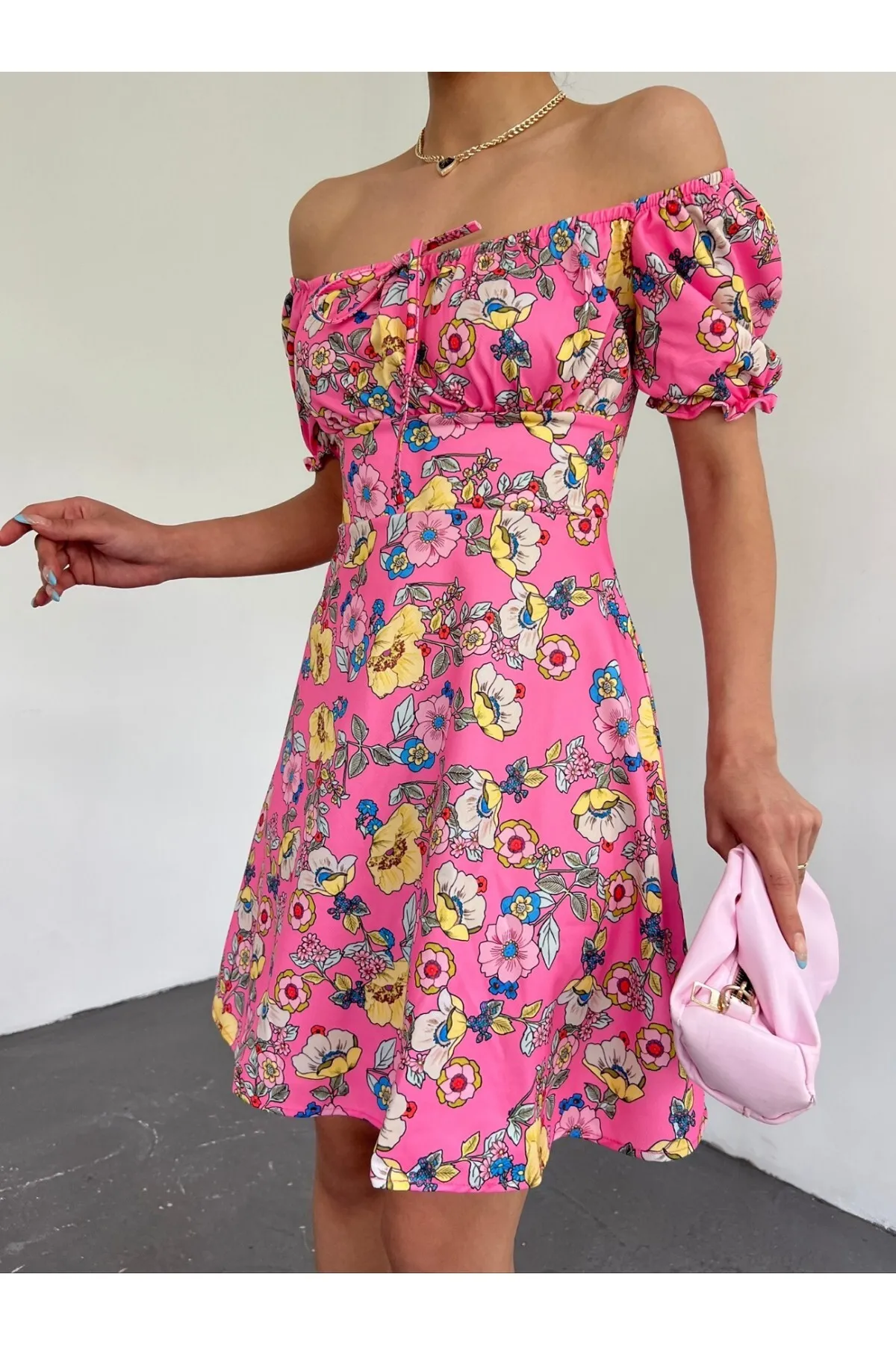 Modamorfo  Minikleid mit elastischem Kragen und Spitzendetail