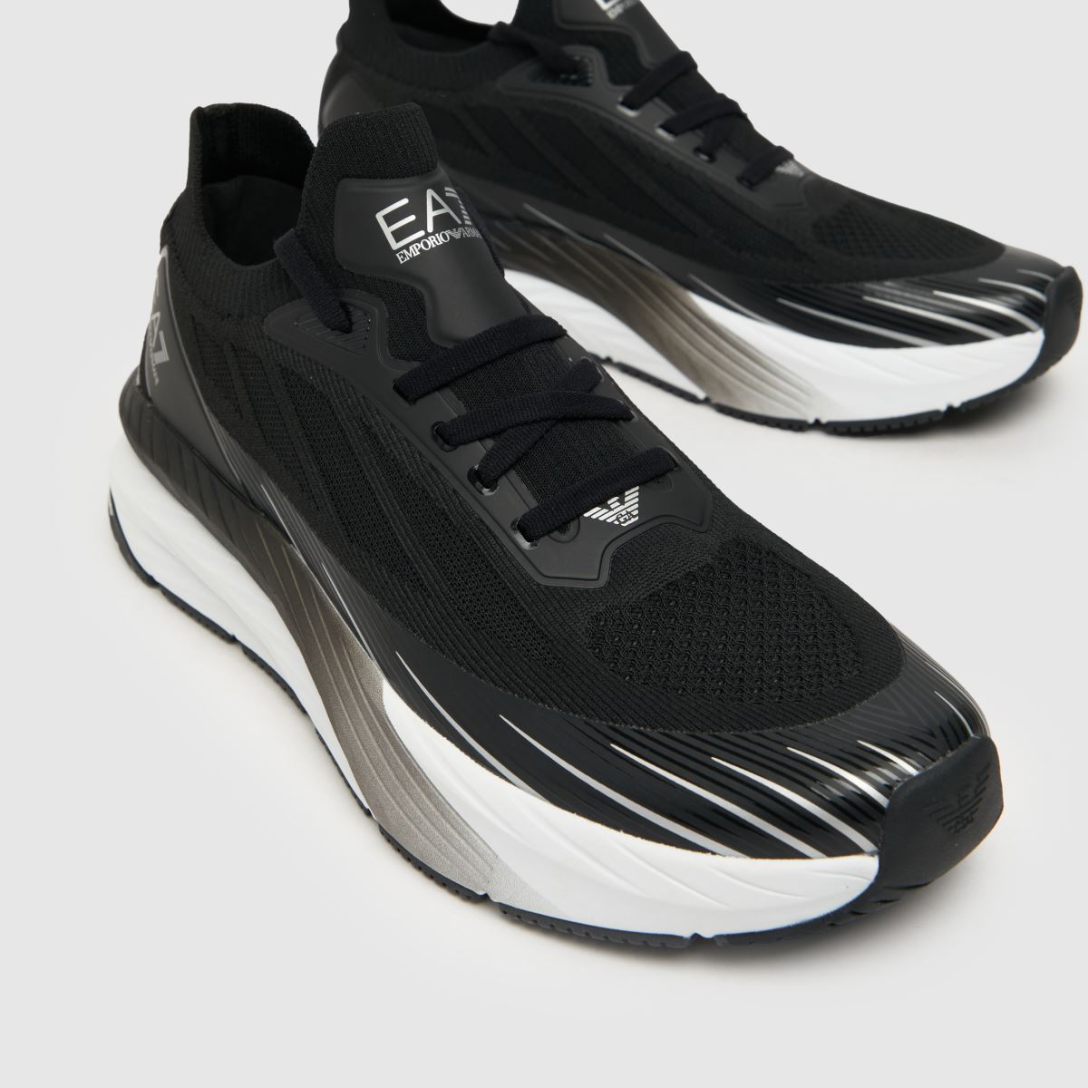 EA7 Emporio Armani – Svarta och vita stickade sneakers med Crusher Distance-logotyp