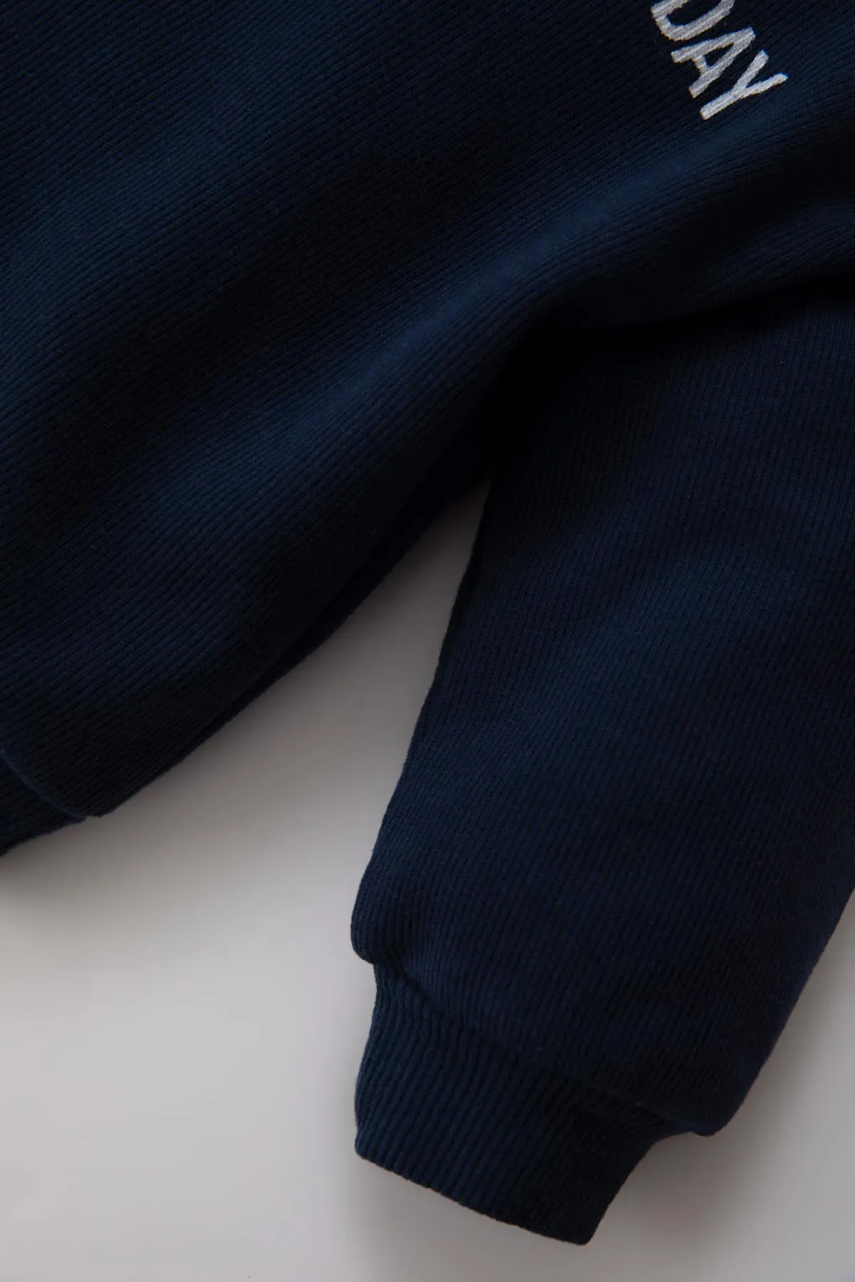 DeFacto  2-teiliges Set mit Sweatshirt-Trainingsanzug und Hose aus bedrucktem Thessaloniki-Stoff für Babys