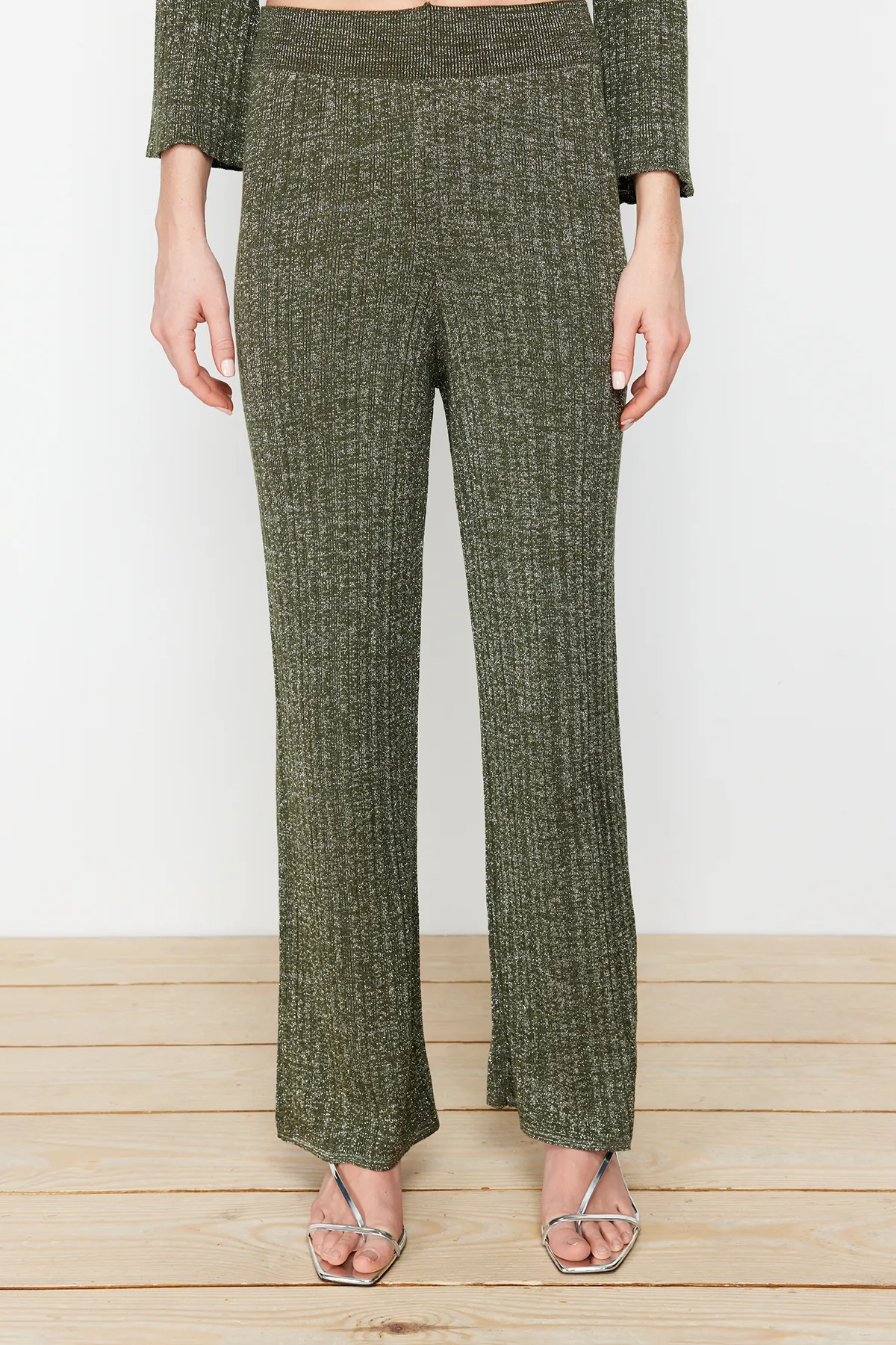 Trendyol Collection  Khakifarbenes Glitzer-Cardigan-Hosen-Set aus Strickoberteil und -unterteil TWOSS24AU00007