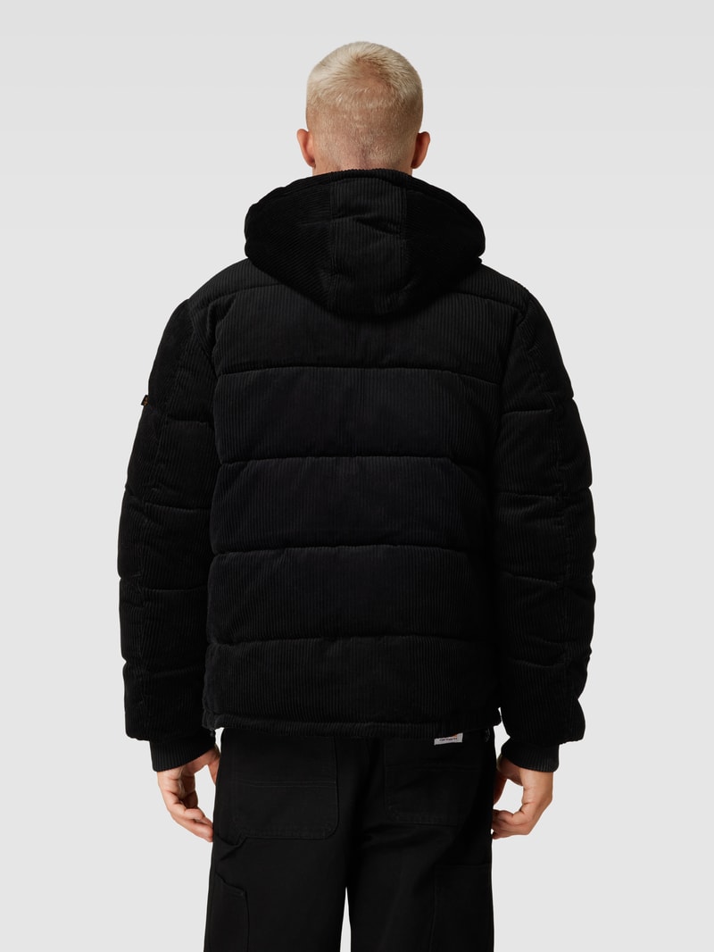 Steppjacke mit Label-Details in schwarz