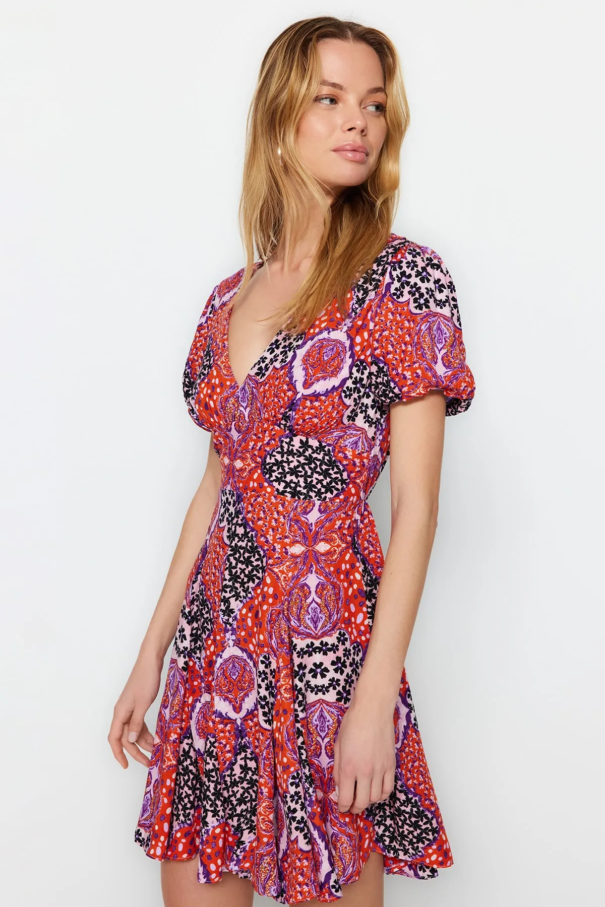 Trendyol Collection  Gewebtes Mini-Strandkleid mit Blumenmuster TBESS23EL00238
