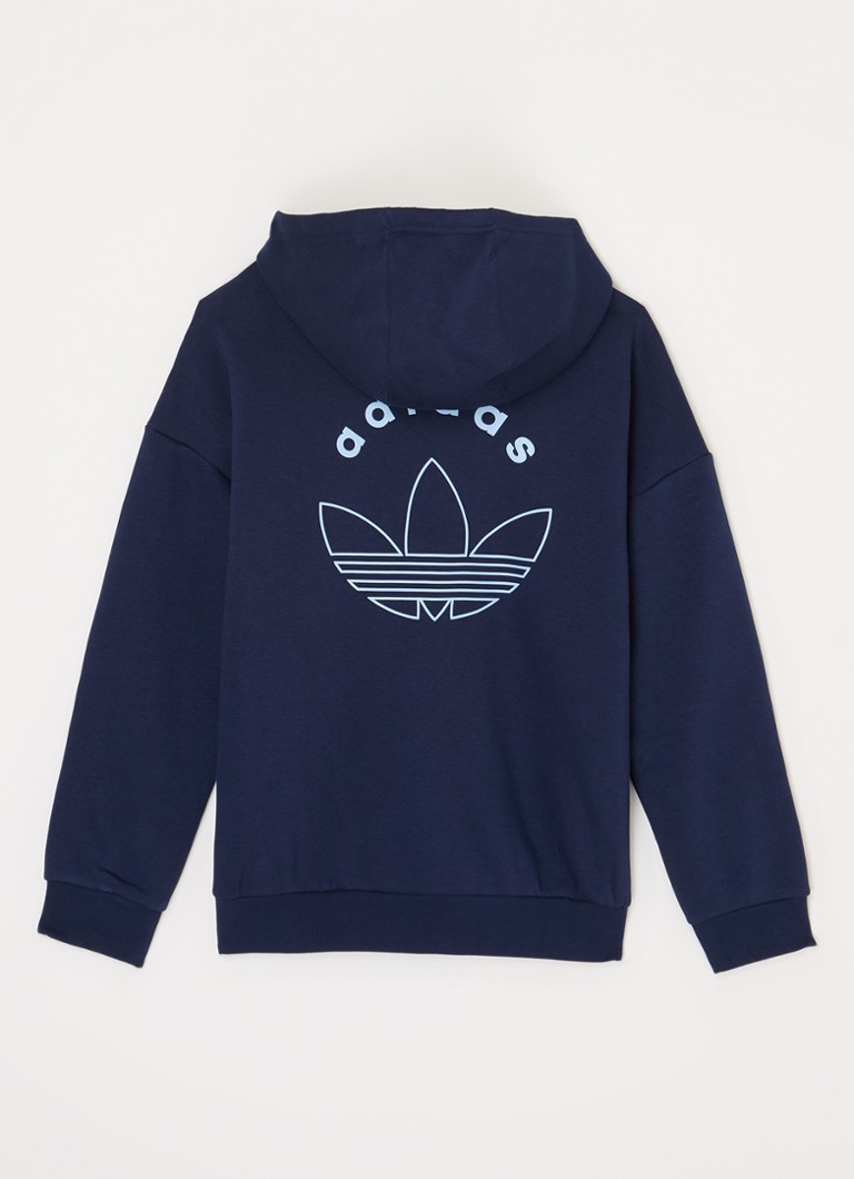 Hanorac Adidas cu logo și imprimeu pe spate.